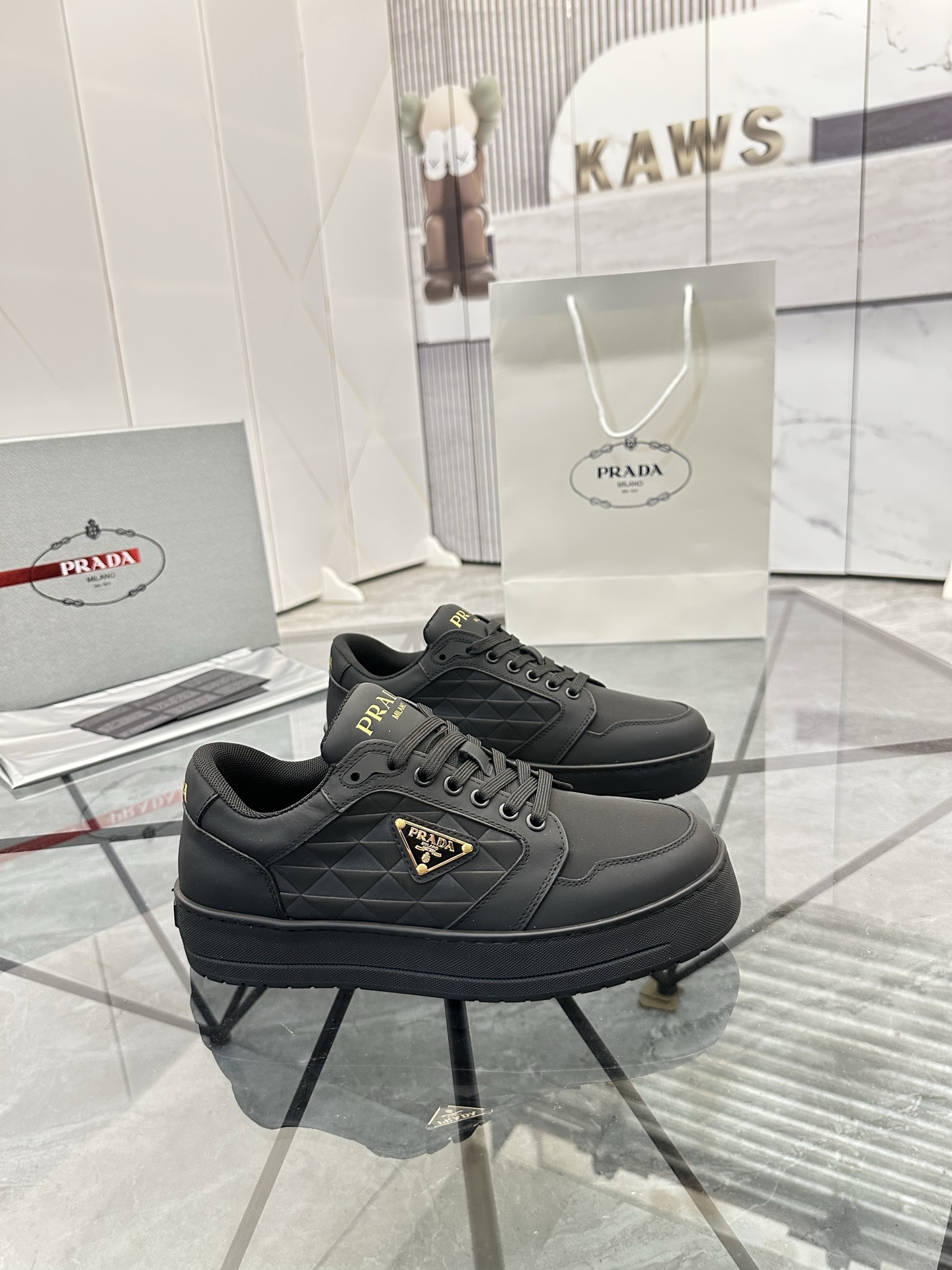 Precio de venta: P270 Artículos de alta gama y máxima calidadMarca: Prada *"Prada*" lowtop loafersTa