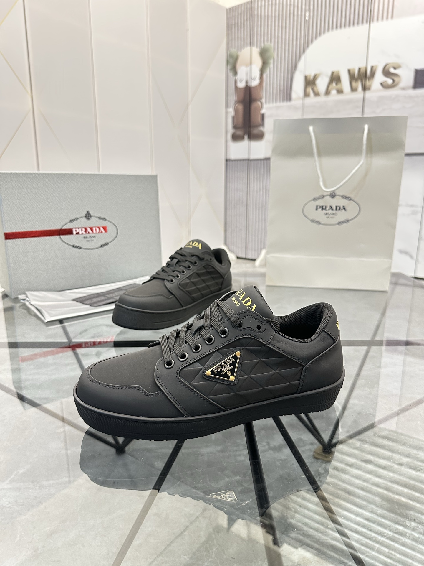 Precio de venta: P270 Artículos de alta gama y máxima calidadMarca: Prada *