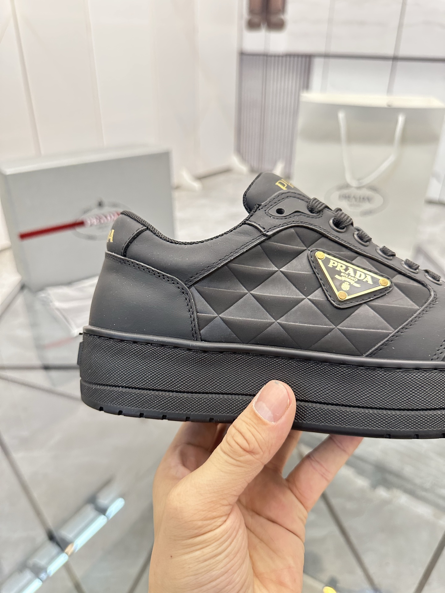 Precio de venta: P270 Artículos de alta gama y máxima calidadMarca: Prada *"Prada*" lowtop loafersTa