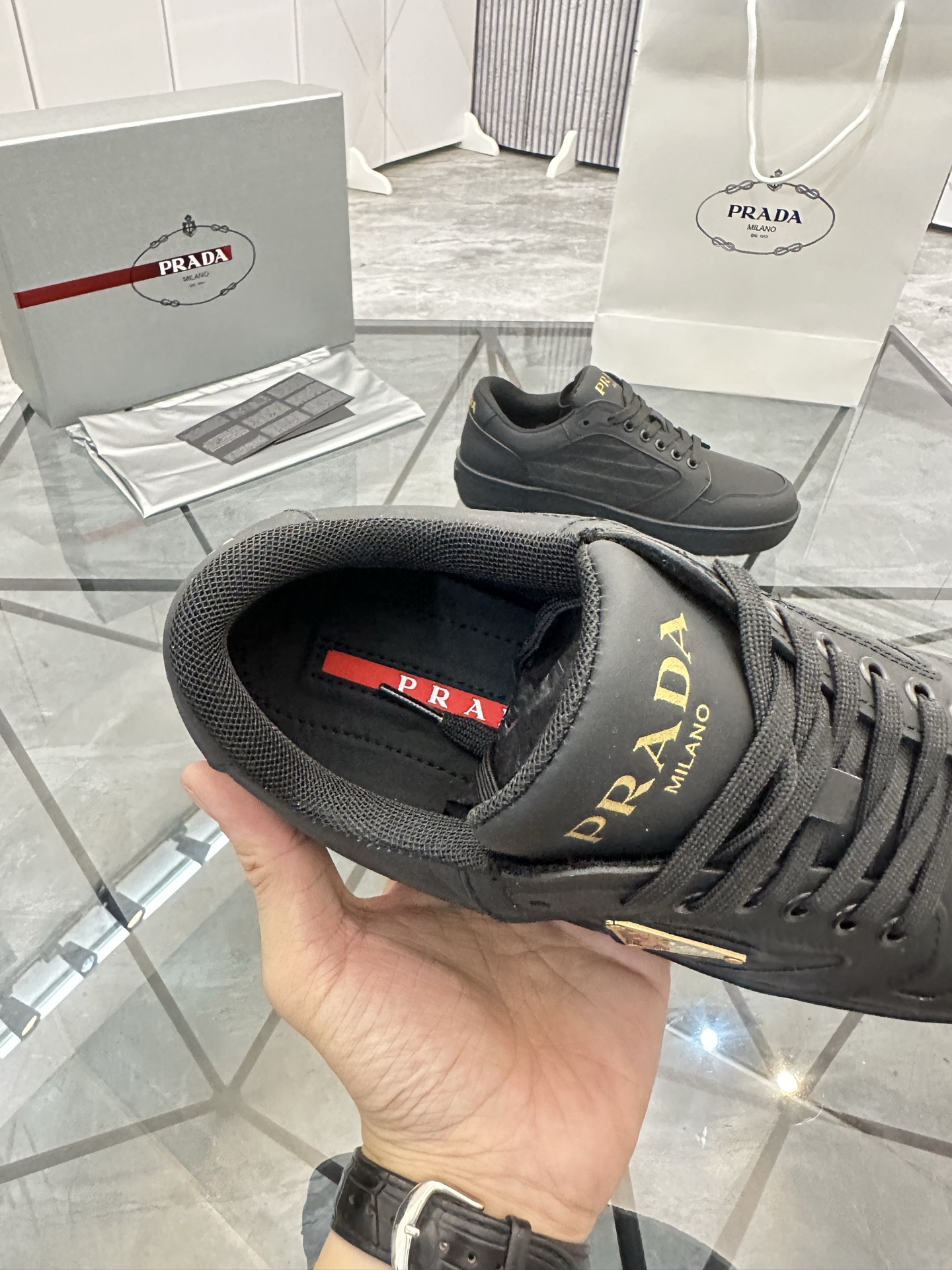Precio de venta: P270 Artículos de alta gama y máxima calidadMarca: Prada *"Prada*" lowtop loafersTa