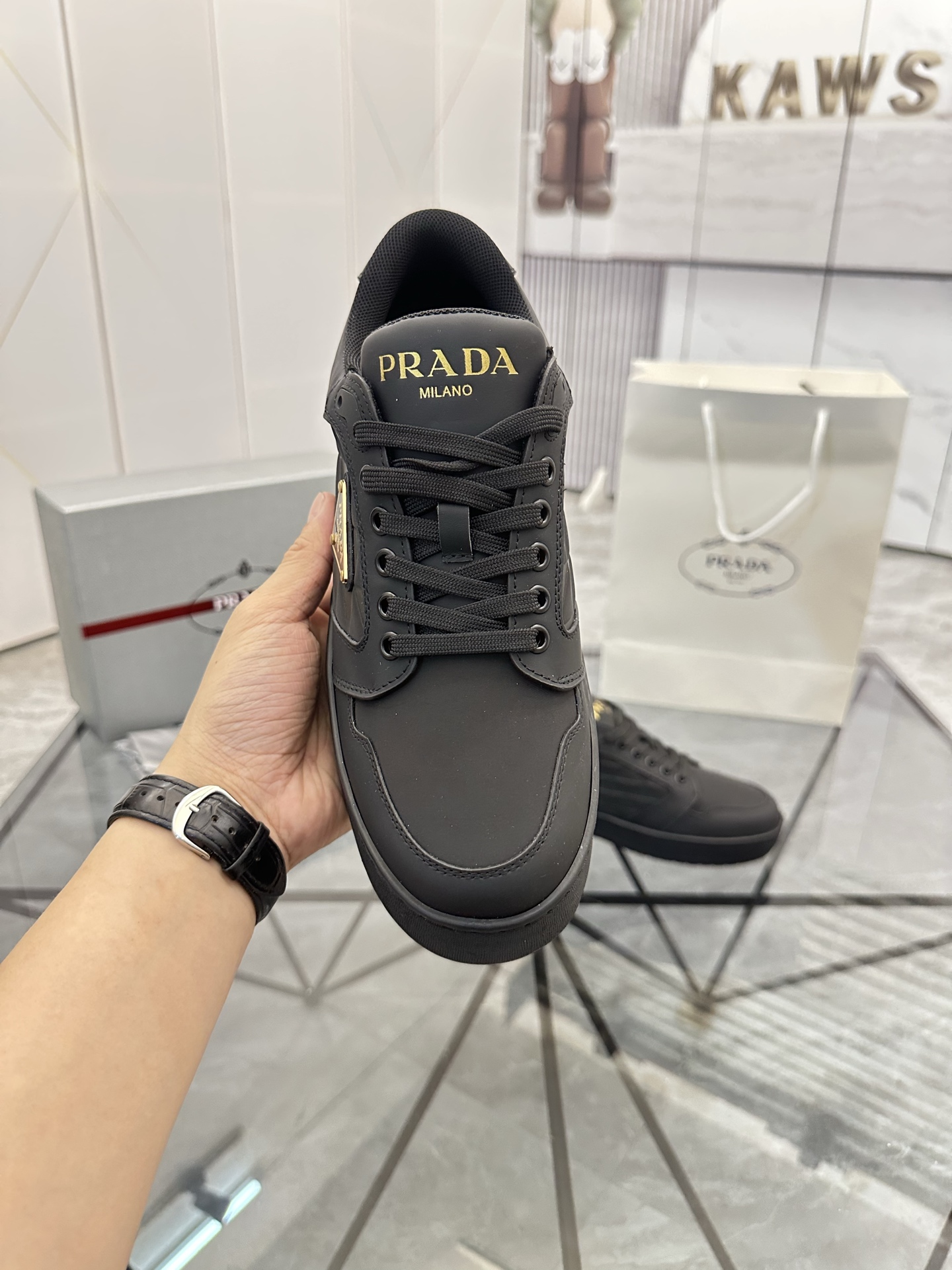 Precio de venta: P270 Artículos de alta gama y máxima calidadMarca: Prada *"Prada*" lowtop loafersTa