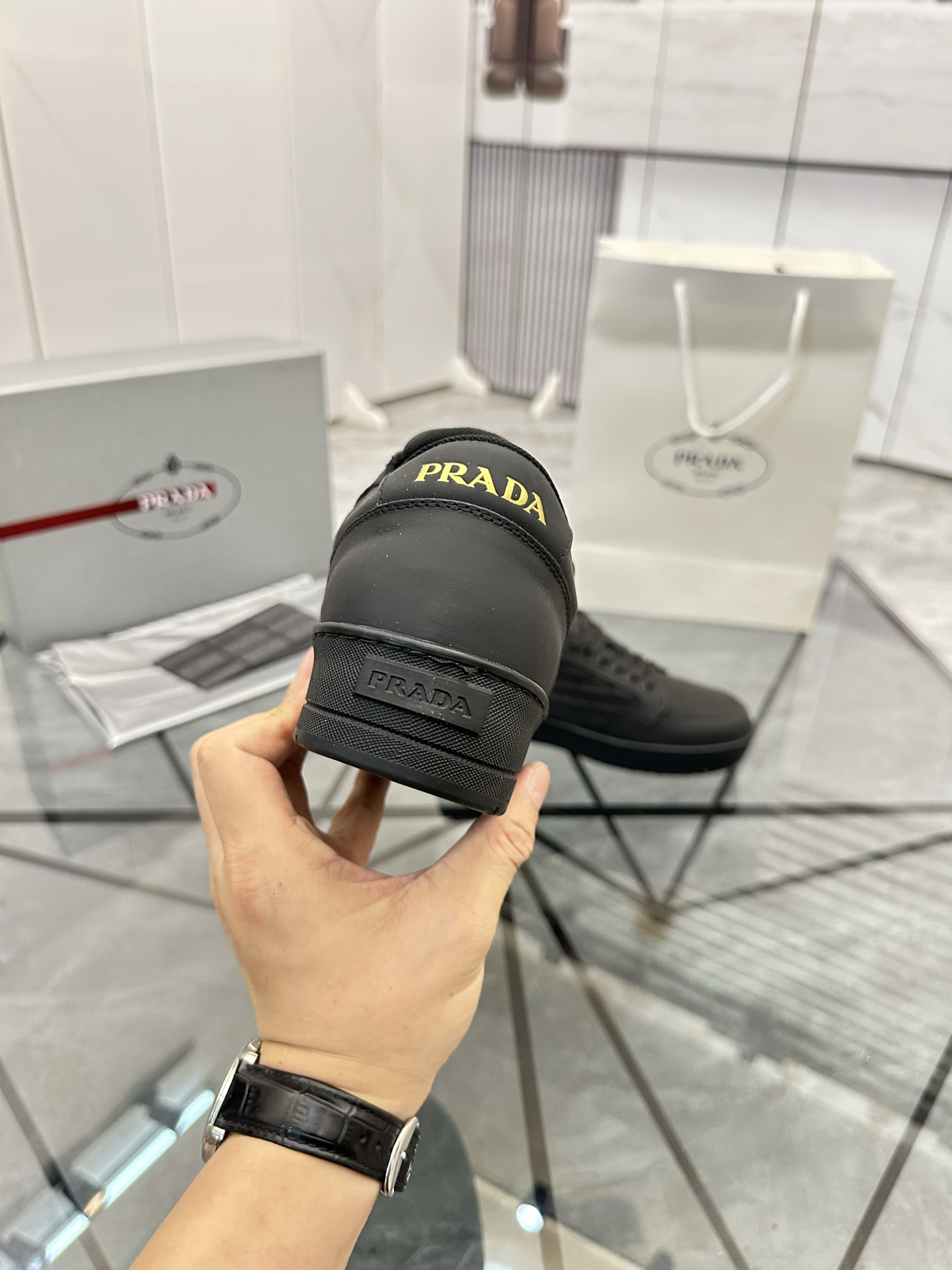 Precio de venta: P270 Artículos de alta gama y máxima calidadMarca: Prada *"Prada*" lowtop loafersTa