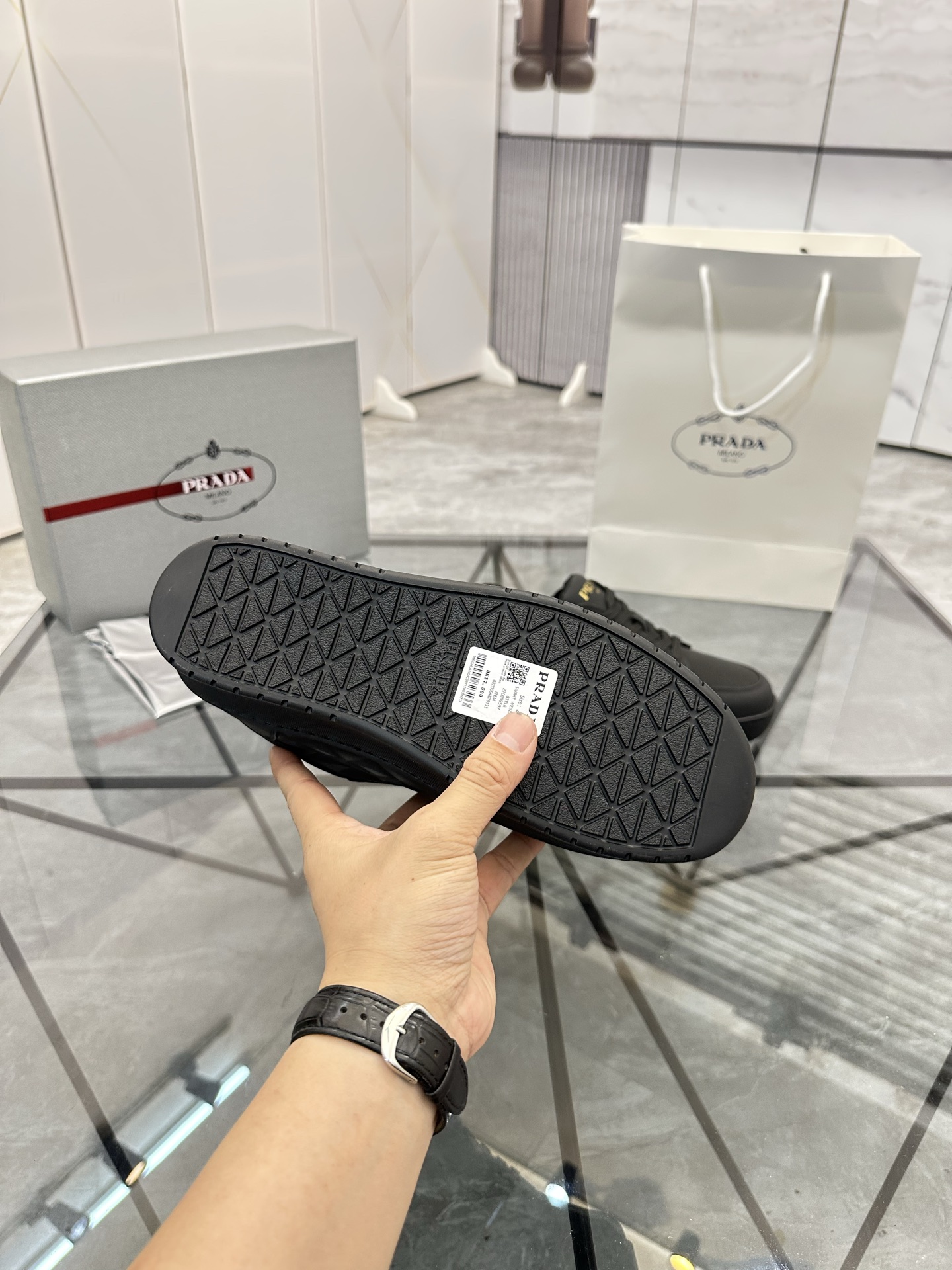 Precio de venta: P270 Artículos de alta gama y máxima calidadMarca: Prada *"Prada*" lowtop loafersTa