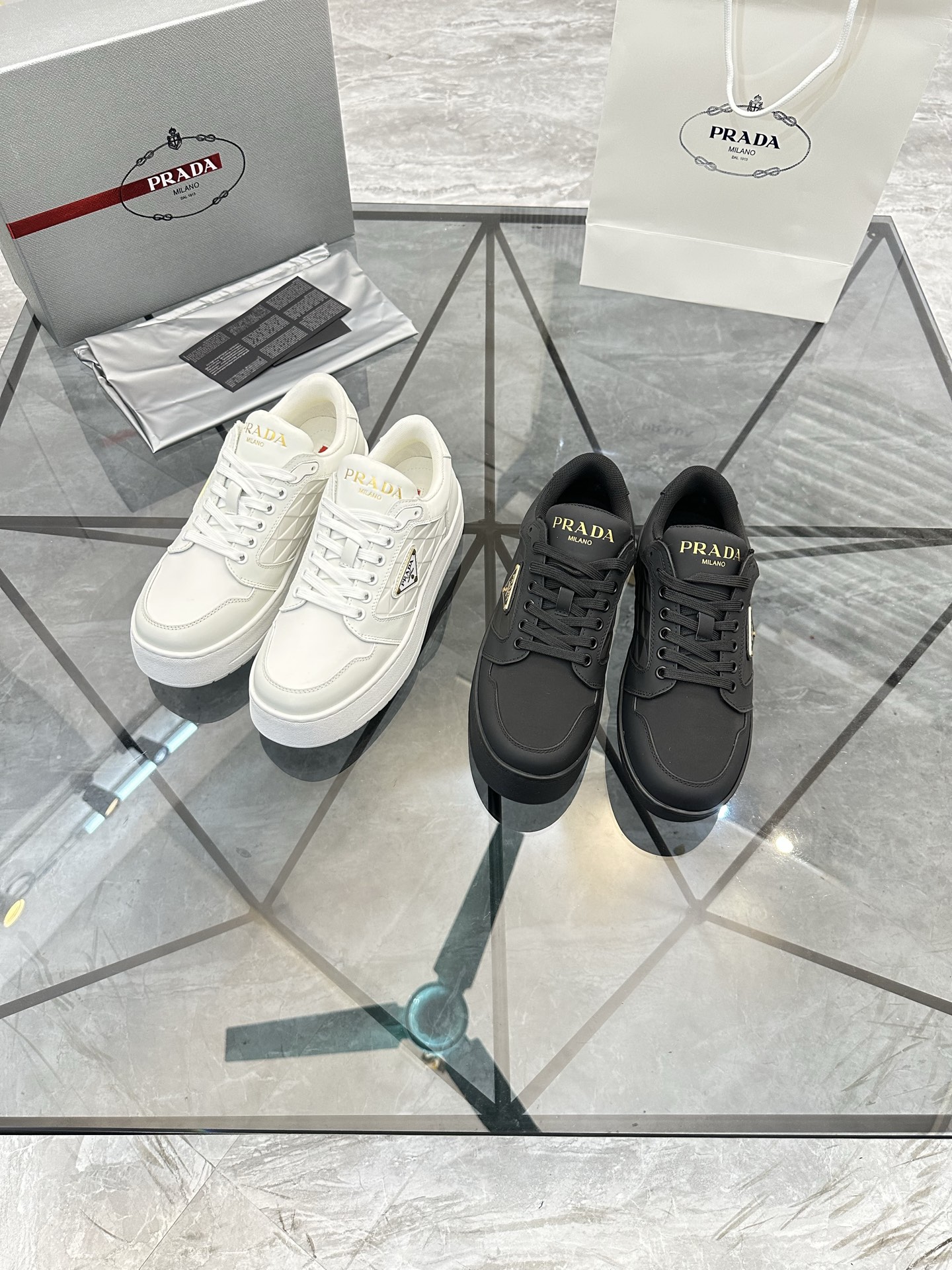 Precio de venta: P270 Artículos de alta gama y máxima calidadMarca: Prada *"Prada*" lowtop loafersTa