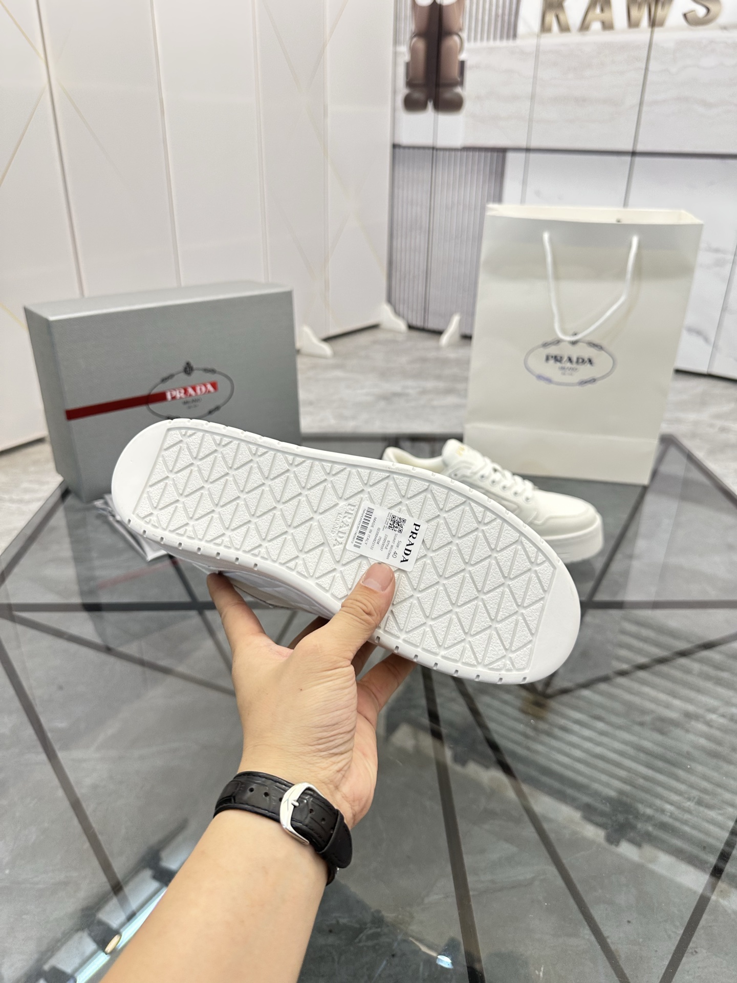Precio de venta: P270 Artículos de alta gama y máxima calidadMarca: Prada *"Prada*" lowtop loafersTa