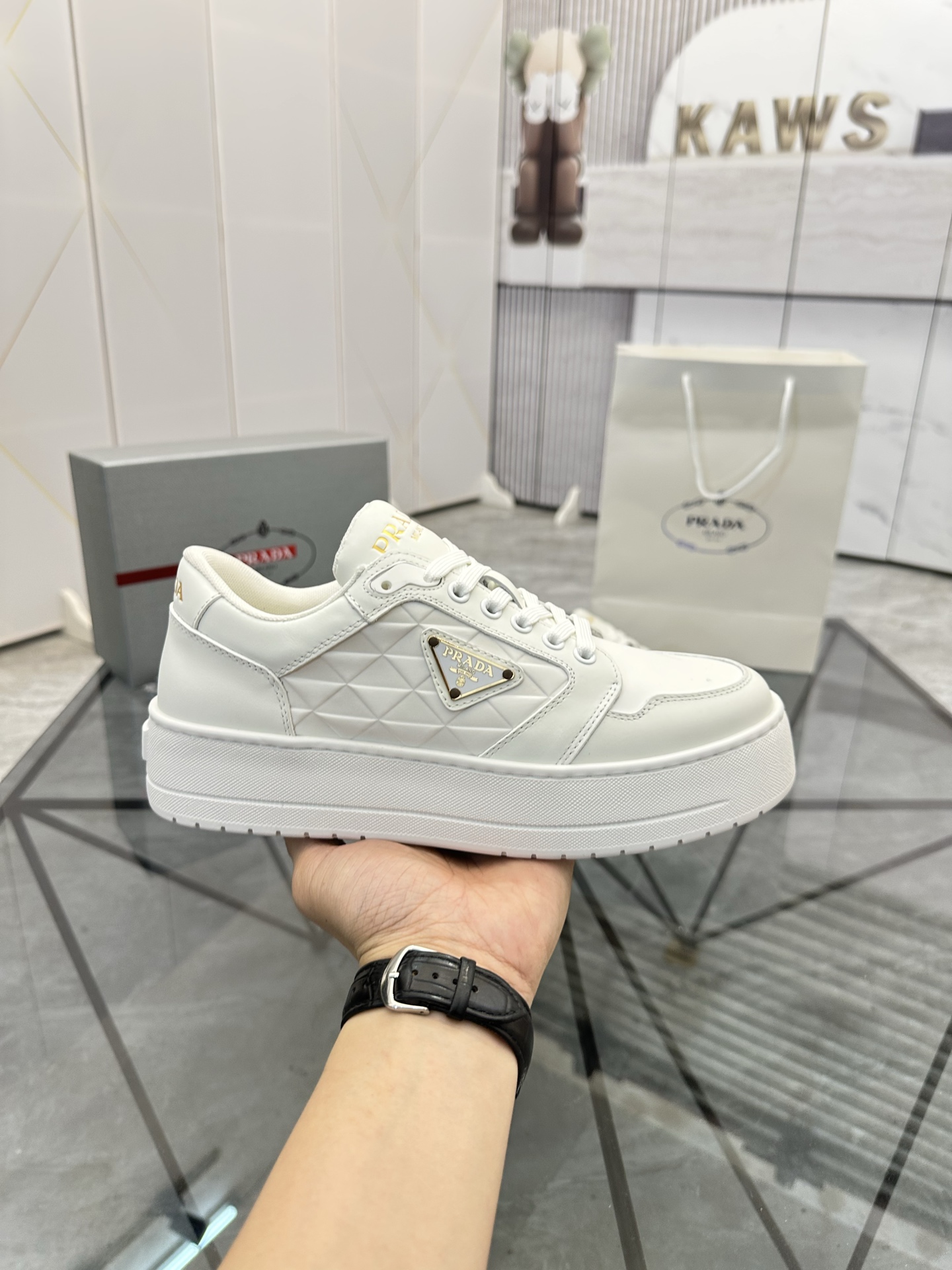 Precio de venta: P270 Artículos de alta gama y máxima calidadMarca: Prada *"Prada*" lowtop loafersTa