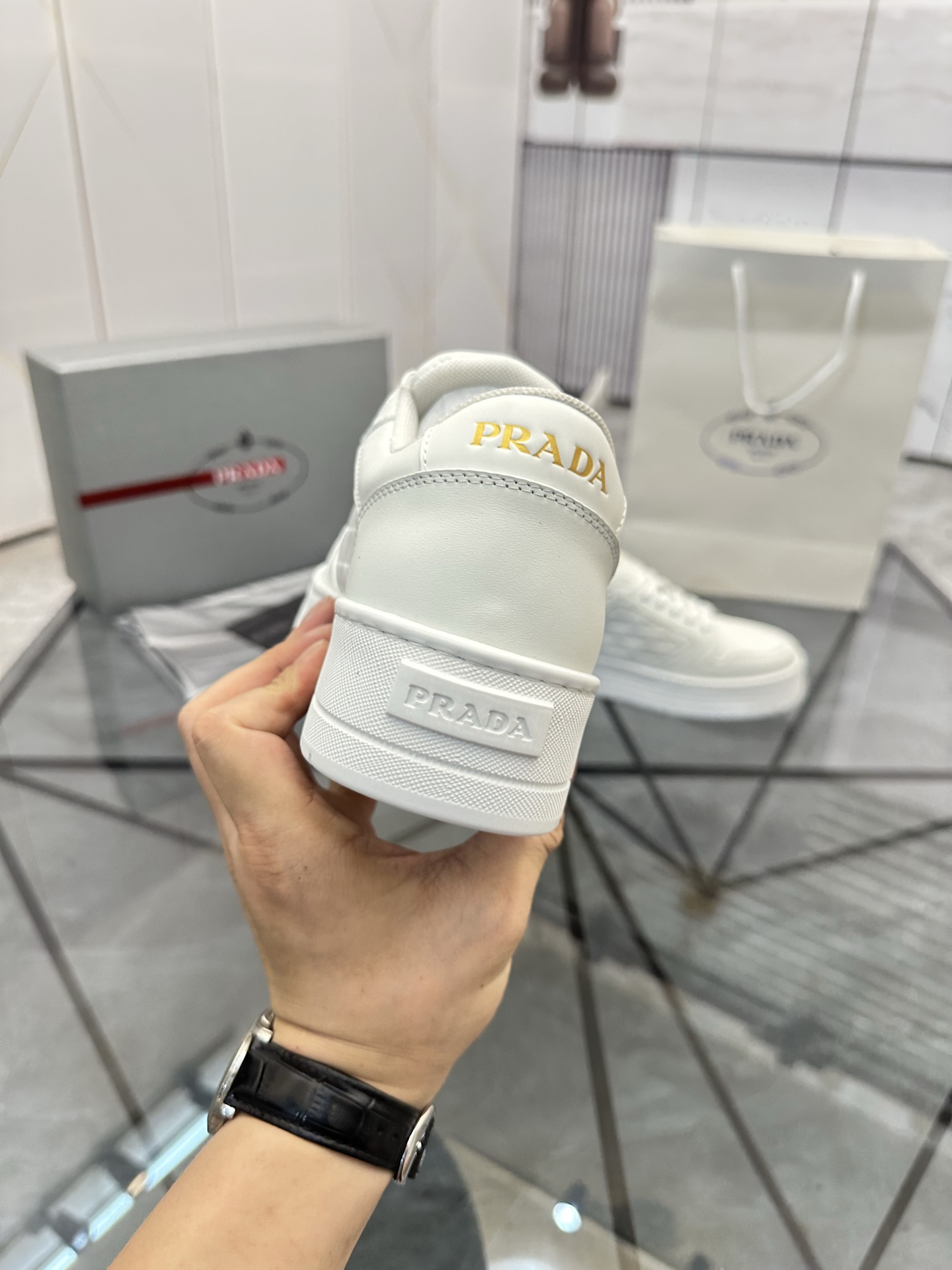 Precio de venta: P270 Artículos de alta gama y máxima calidadMarca: Prada *"Prada*" lowtop loafersTa
