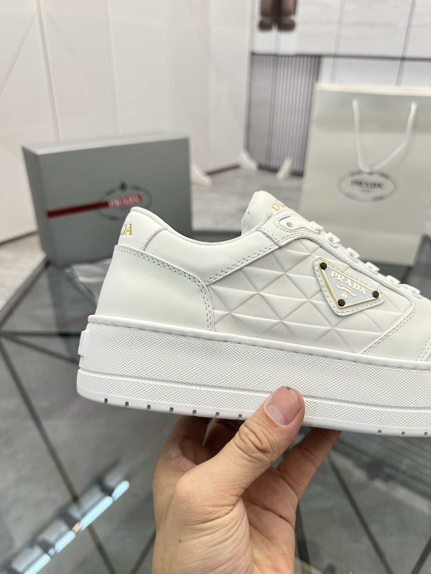 Precio de venta: P270 Artículos de alta gama y máxima calidadMarca: Prada *"Prada*" lowtop loafersTa