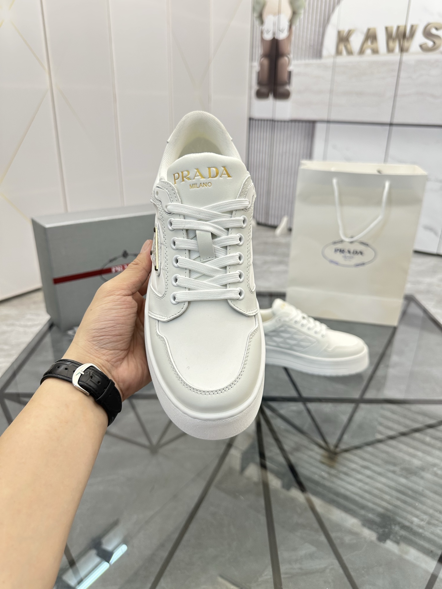 Precio de venta: P270 Artículos de alta gama y máxima calidadMarca: Prada *"Prada*" lowtop loafersTa