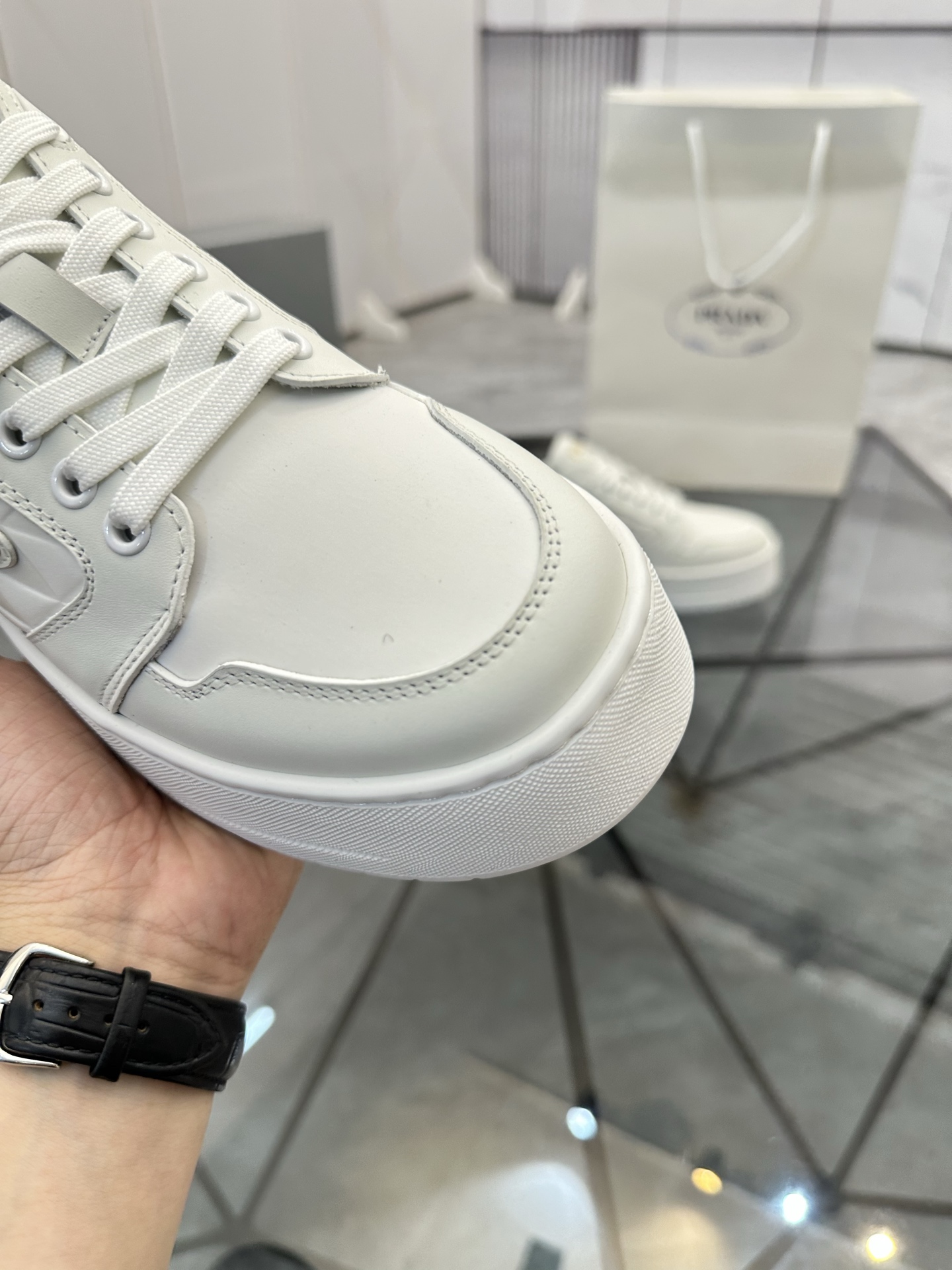 Precio de venta: P270 Artículos de alta gama y máxima calidadMarca: Prada *"Prada*" lowtop loafersTa