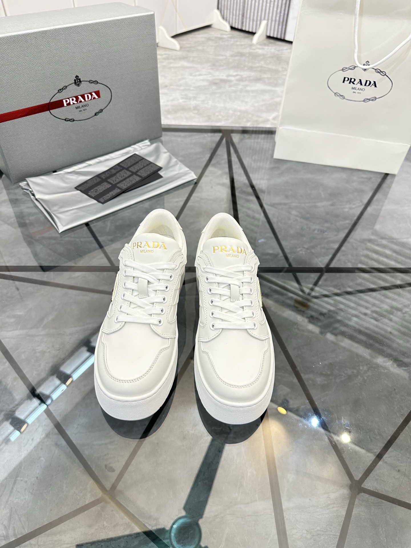Precio de venta: P270 Artículos de alta gama y máxima calidadMarca: Prada *"Prada*" lowtop loafersTa