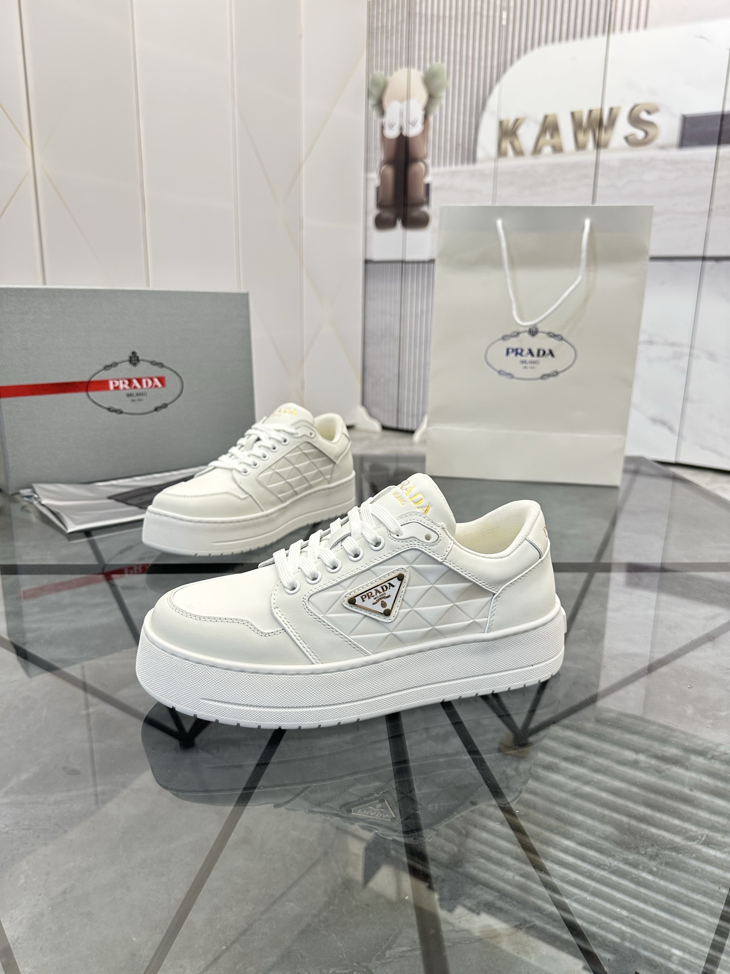 Precio de venta: P270 Artículos de alta gama y máxima calidadMarca: Prada *