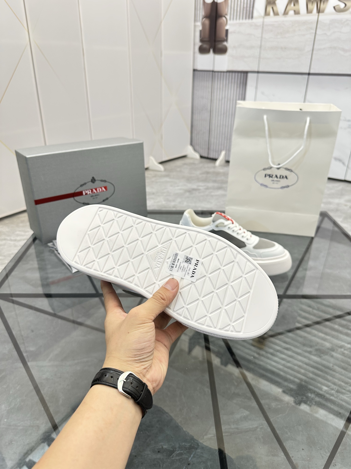 Precio de venta: P270 Artículos de alta gama y máxima calidadMarca: Prada *"Prada*" lowtop loafersTa