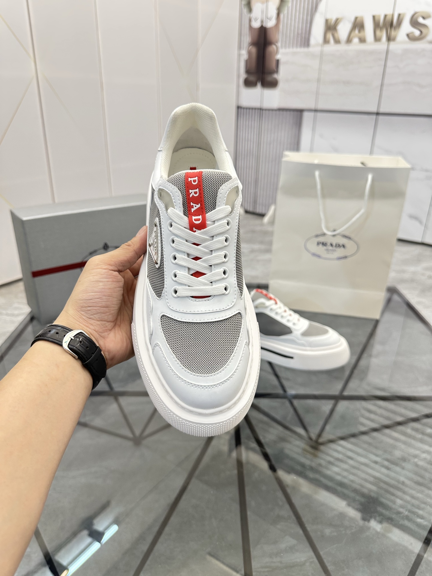 Precio de venta: P270 Artículos de alta gama y máxima calidadMarca: Prada *"Prada*" lowtop loafersTa