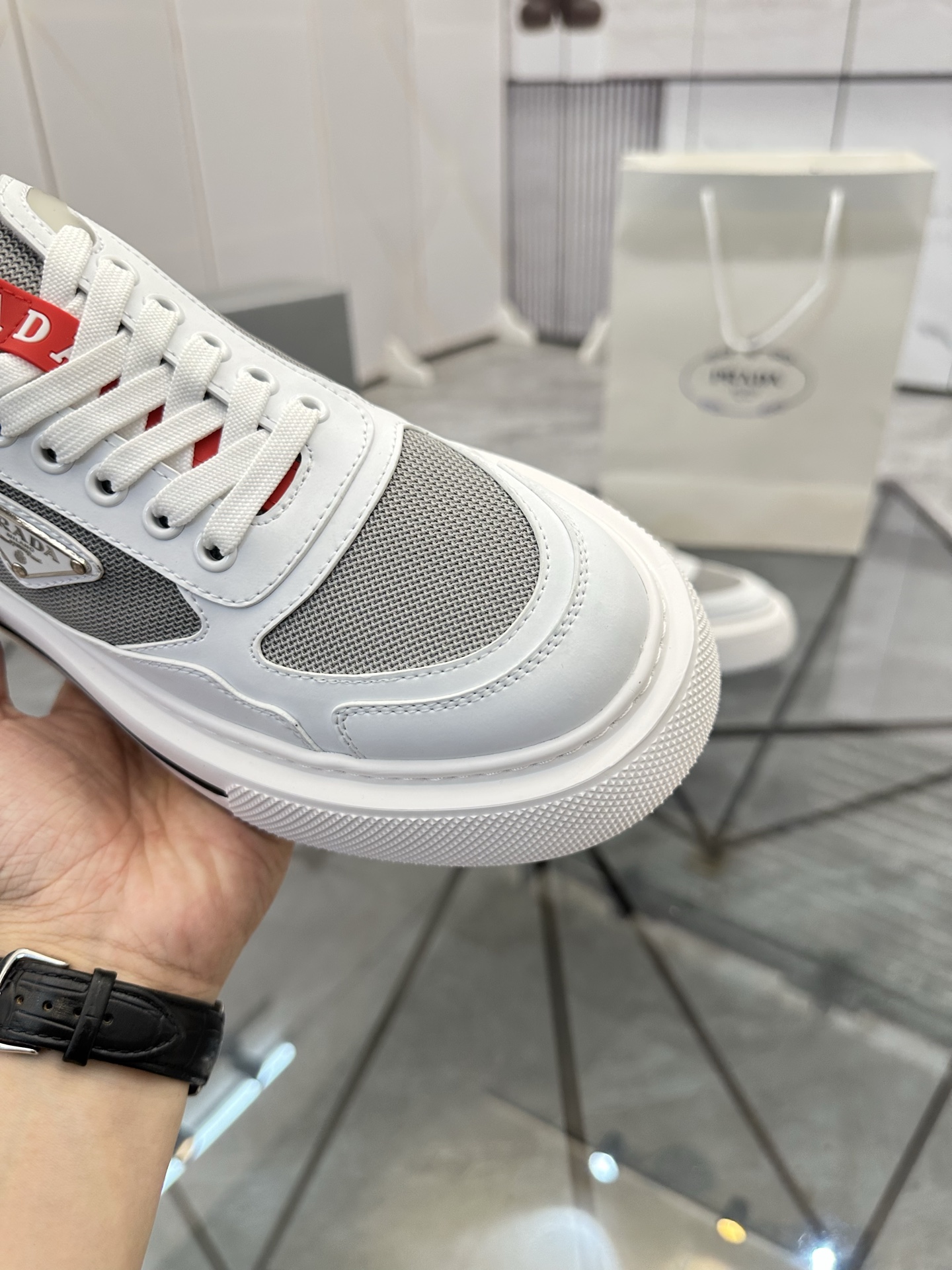 Precio de venta: P270 Artículos de alta gama y máxima calidadMarca: Prada *"Prada*" lowtop loafersTa