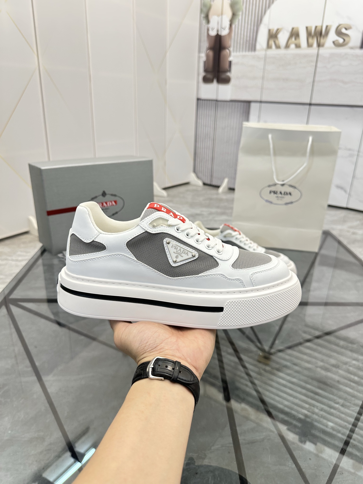 Precio de venta: P270 Artículos de alta gama y máxima calidadMarca: Prada *"Prada*" lowtop loafersTa