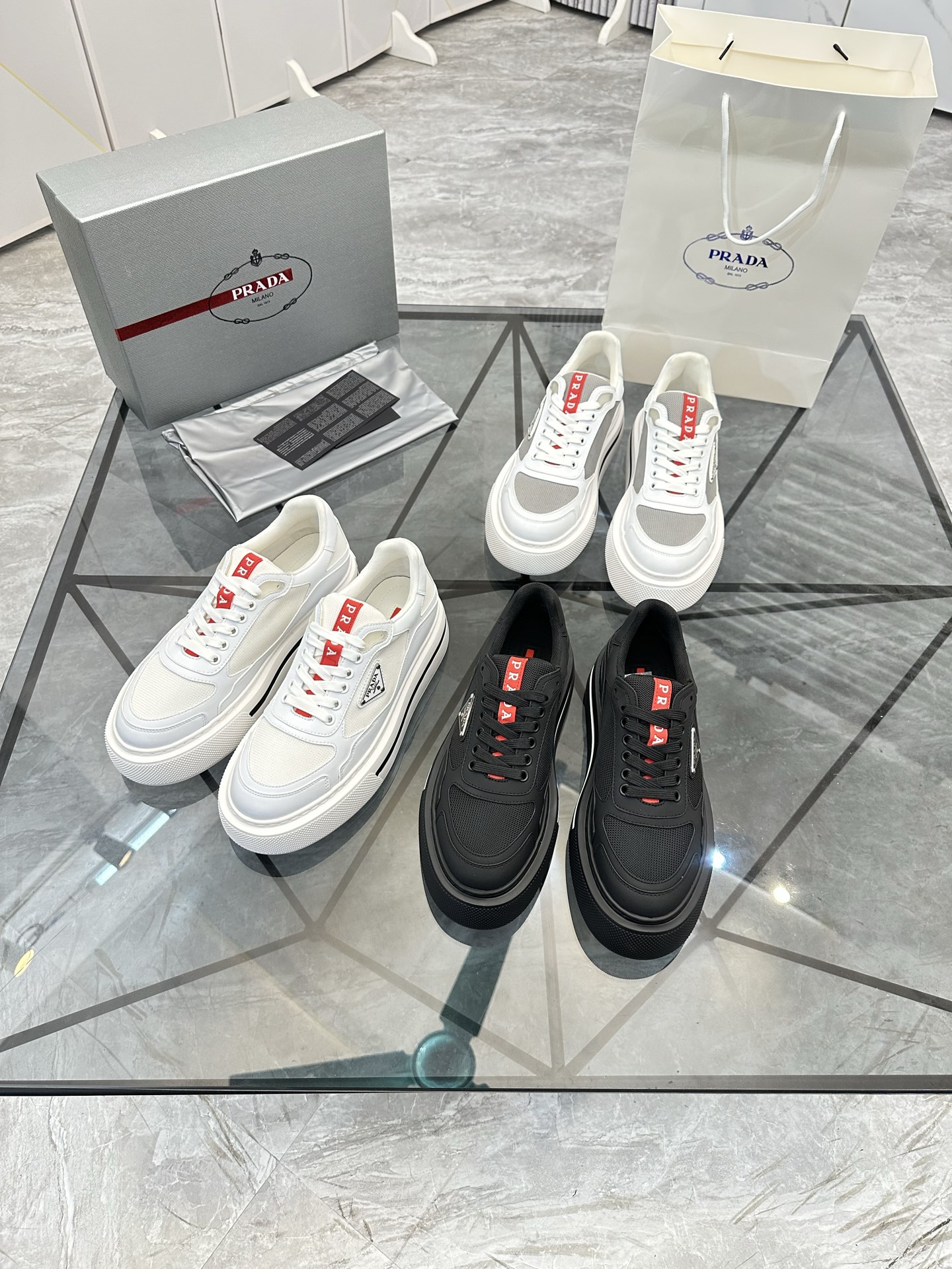 Precio de venta: P270 Artículos de alta gama y máxima calidadMarca: Prada *"Prada*" lowtop loafersTa