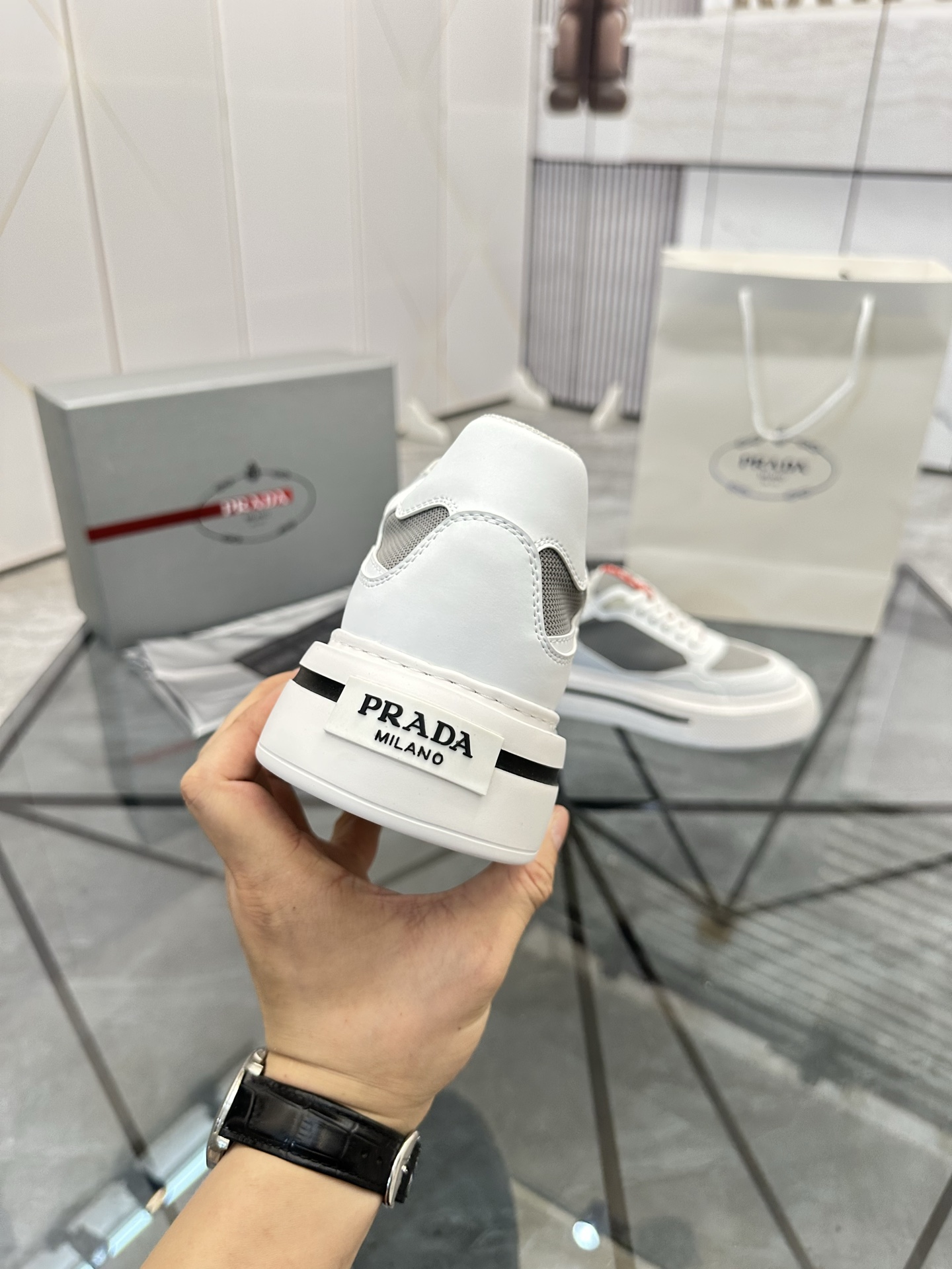 Precio de venta: P270 Artículos de alta gama y máxima calidadMarca: Prada *"Prada*" lowtop loafersTa