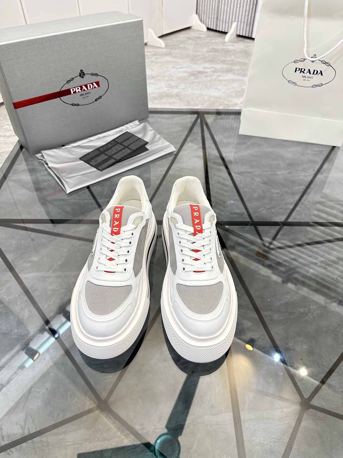 Precio de venta: P270 Artículos de alta gama y máxima calidadMarca: Prada *"Prada*" lowtop loafersTa