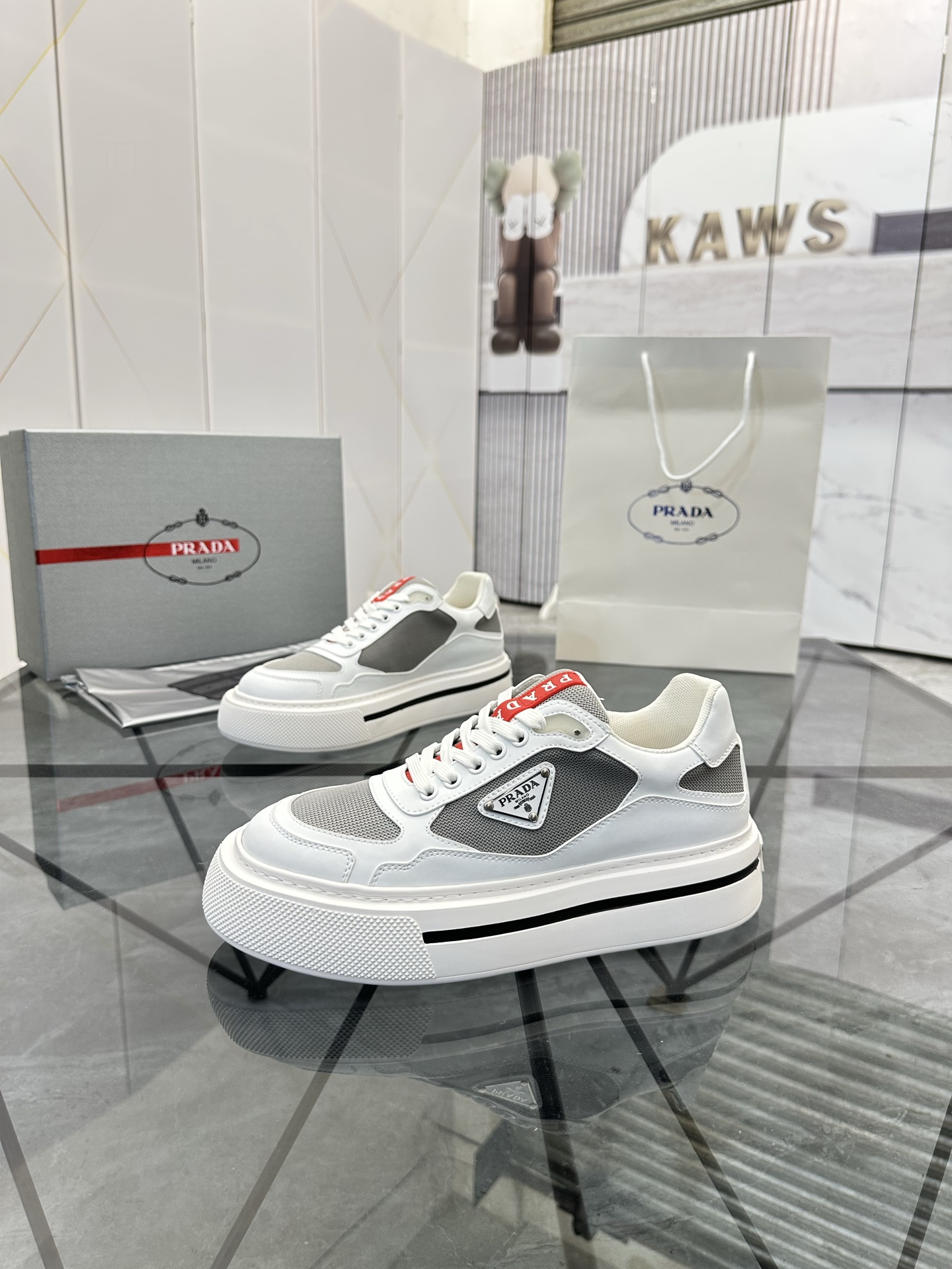 Precio de venta: P270 Artículos de alta gama y máxima calidadMarca: Prada *