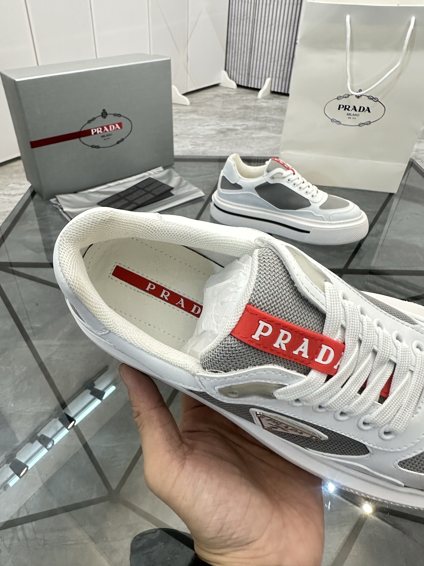 Precio de venta: P270 Artículos de alta gama y máxima calidadMarca: Prada *"Prada*" lowtop loafersTa