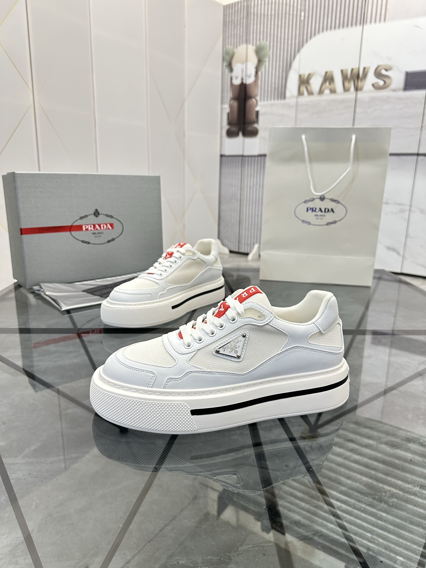 Precio de venta: P270 Artículos de alta gama y máxima calidadMarca: Prada *