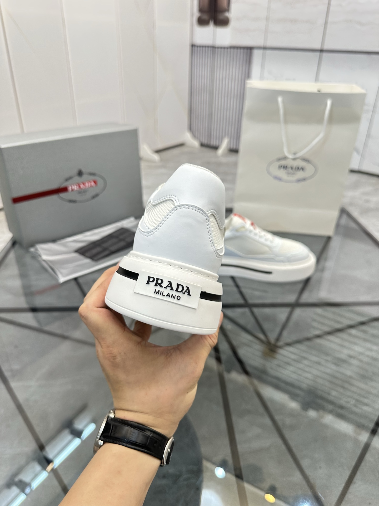 Precio de venta: P270 Artículos de alta gama y máxima calidadMarca: Prada *"Prada*" lowtop loafersTa