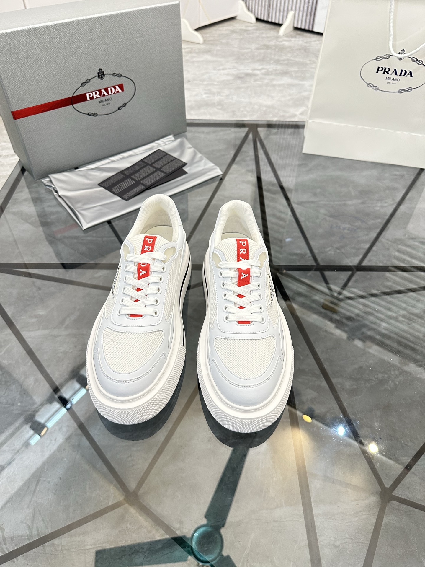 Precio de venta: P270 Artículos de alta gama y máxima calidadMarca: Prada *"Prada*" lowtop loafersTa