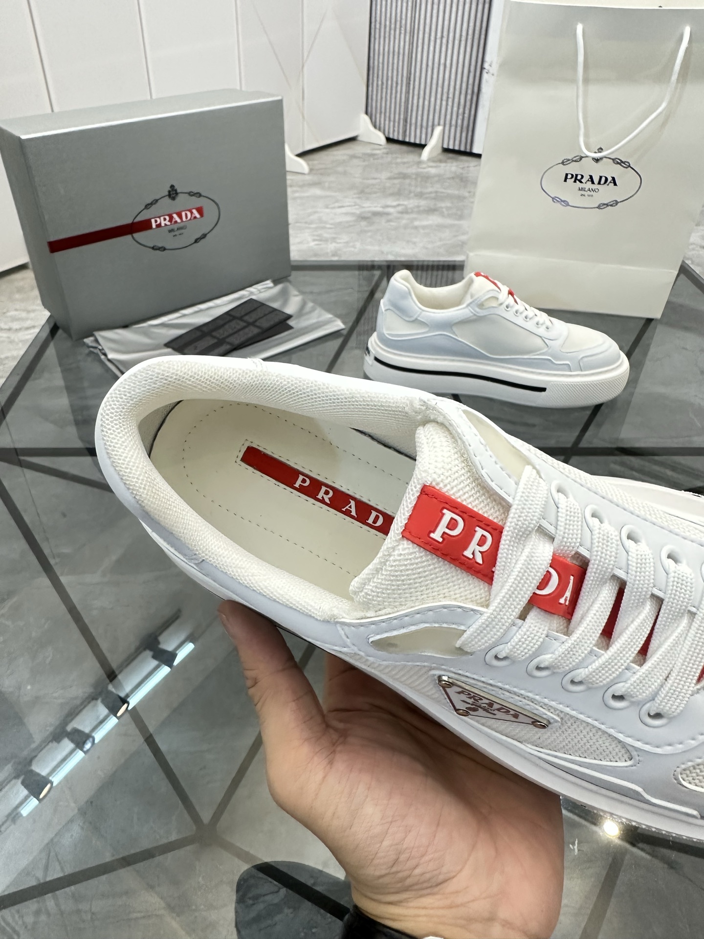 Precio de venta: P270 Artículos de alta gama y máxima calidadMarca: Prada *"Prada*" lowtop loafersTa