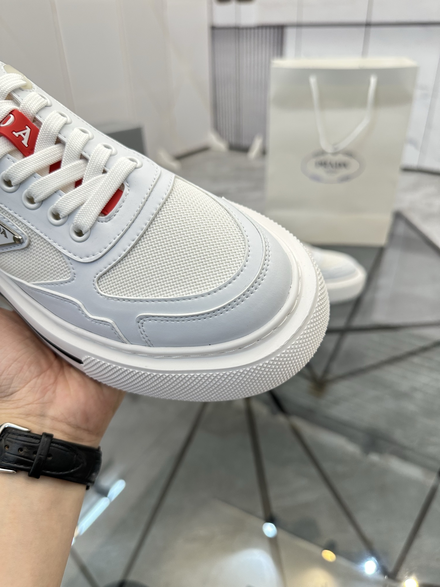 Precio de venta: P270 Artículos de alta gama y máxima calidadMarca: Prada *"Prada*" lowtop loafersTa