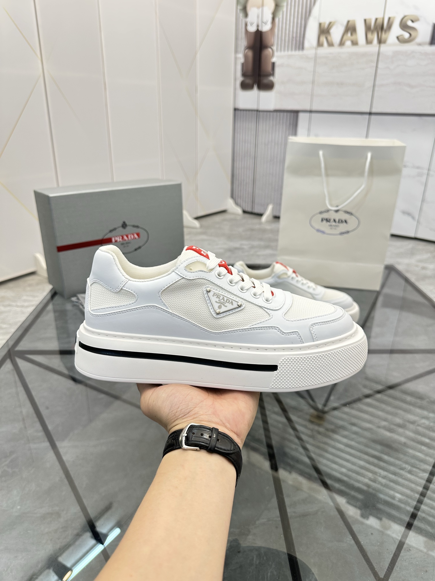 Precio de venta: P270 Artículos de alta gama y máxima calidadMarca: Prada *"Prada*" lowtop loafersTa