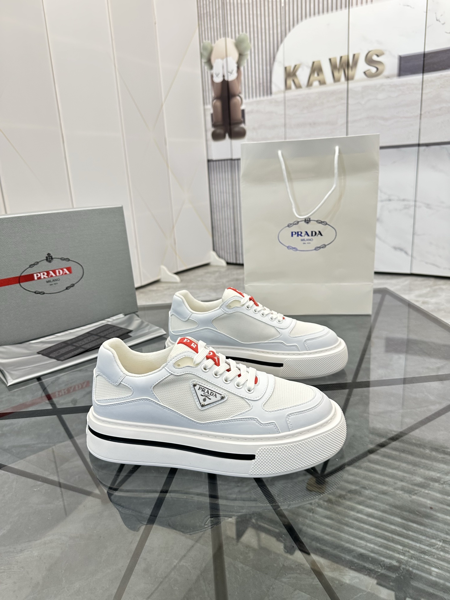 Precio de venta: P270 Artículos de alta gama y máxima calidadMarca: Prada *"Prada*" lowtop loafersTa