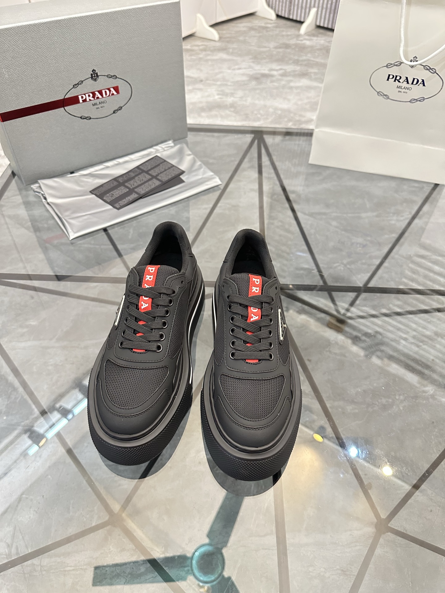 Precio de venta: P270 Artículos de alta gama y máxima calidadMarca: Prada *"Prada*" lowtop loafersTa