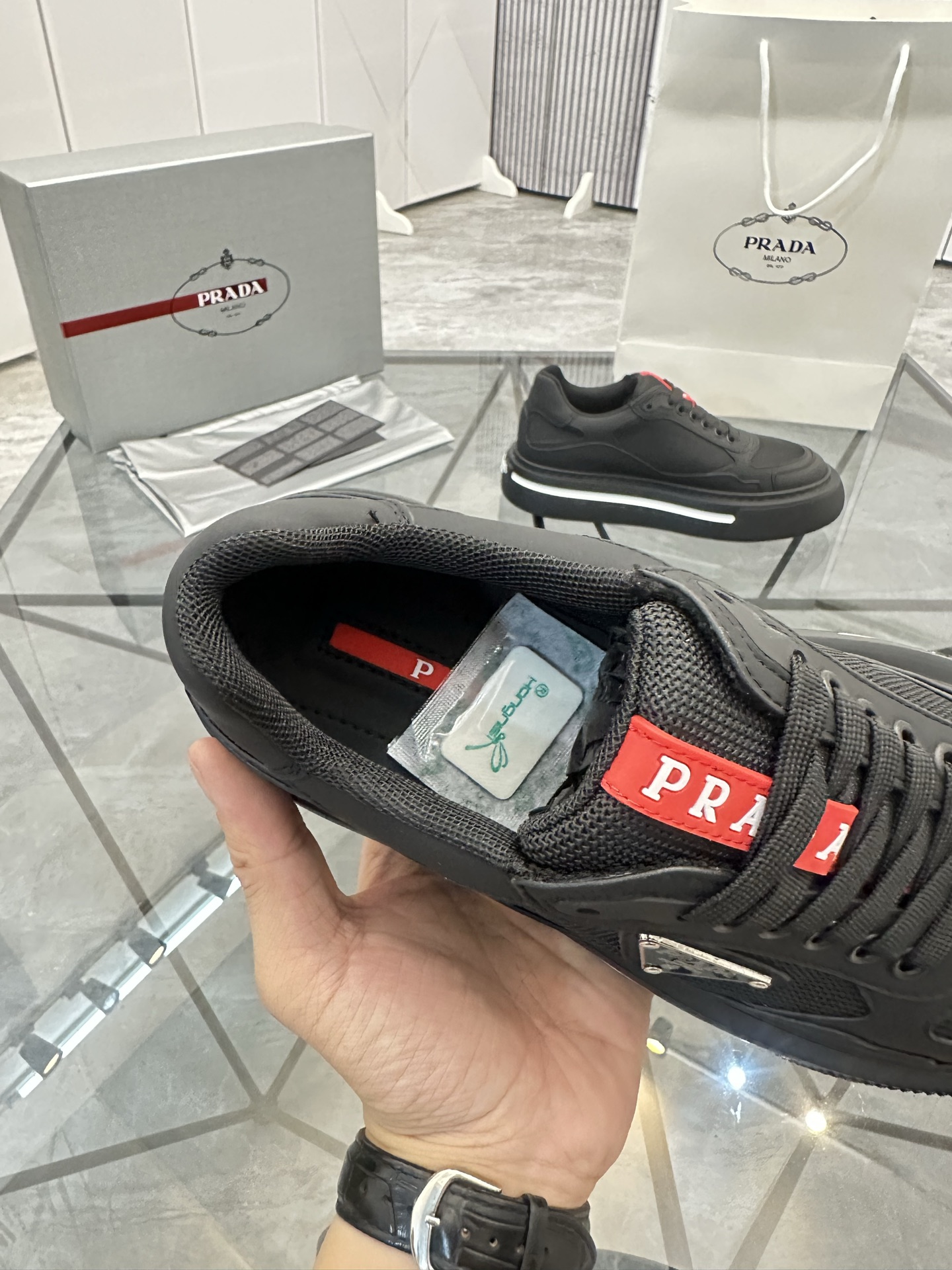 Precio de venta: P270 Artículos de alta gama y máxima calidadMarca: Prada *"Prada*" lowtop loafersTa