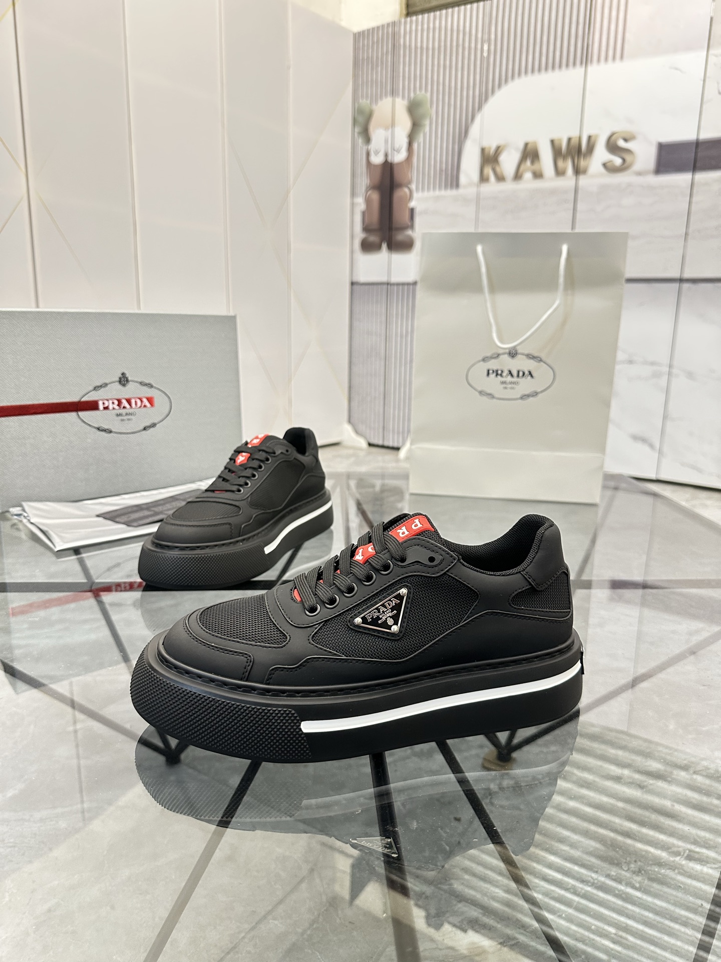 Precio de venta: P270 Artículos de alta gama y máxima calidadMarca: Prada *
