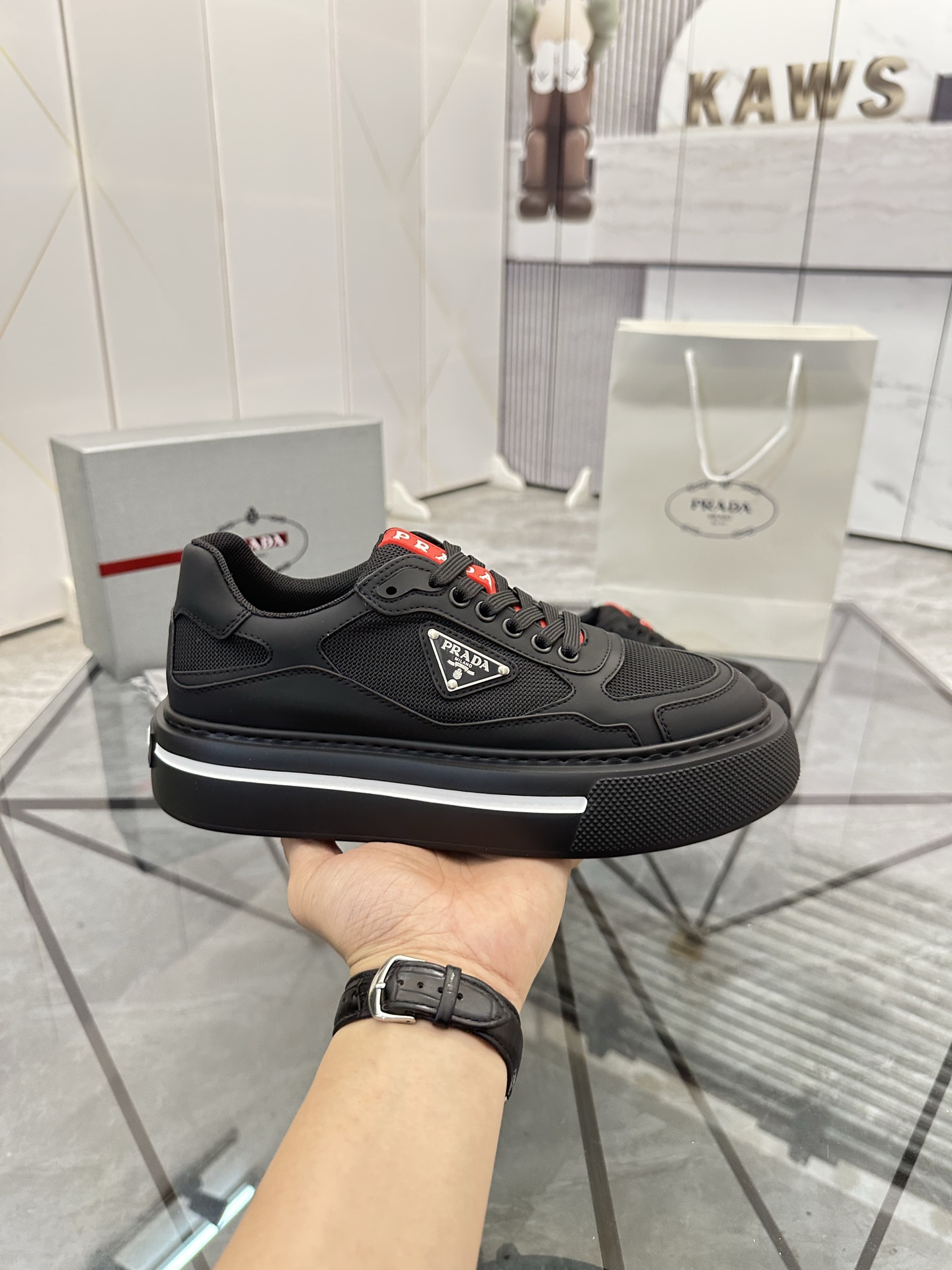 Precio de venta: P270 Artículos de alta gama y máxima calidadMarca: Prada *"Prada*" lowtop loafersTa