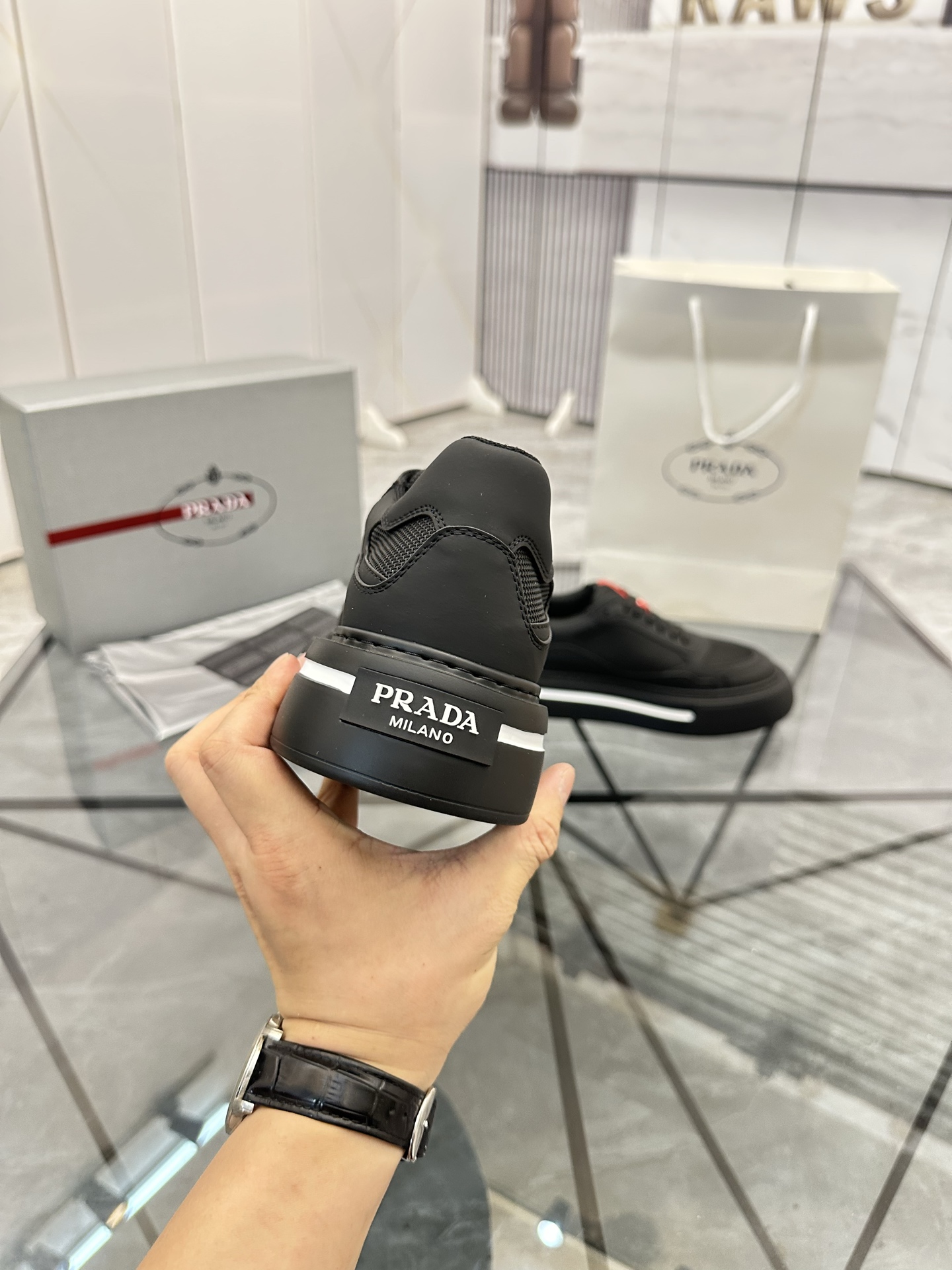 Precio de venta: P270 Artículos de alta gama y máxima calidadMarca: Prada *"Prada*" lowtop loafersTa