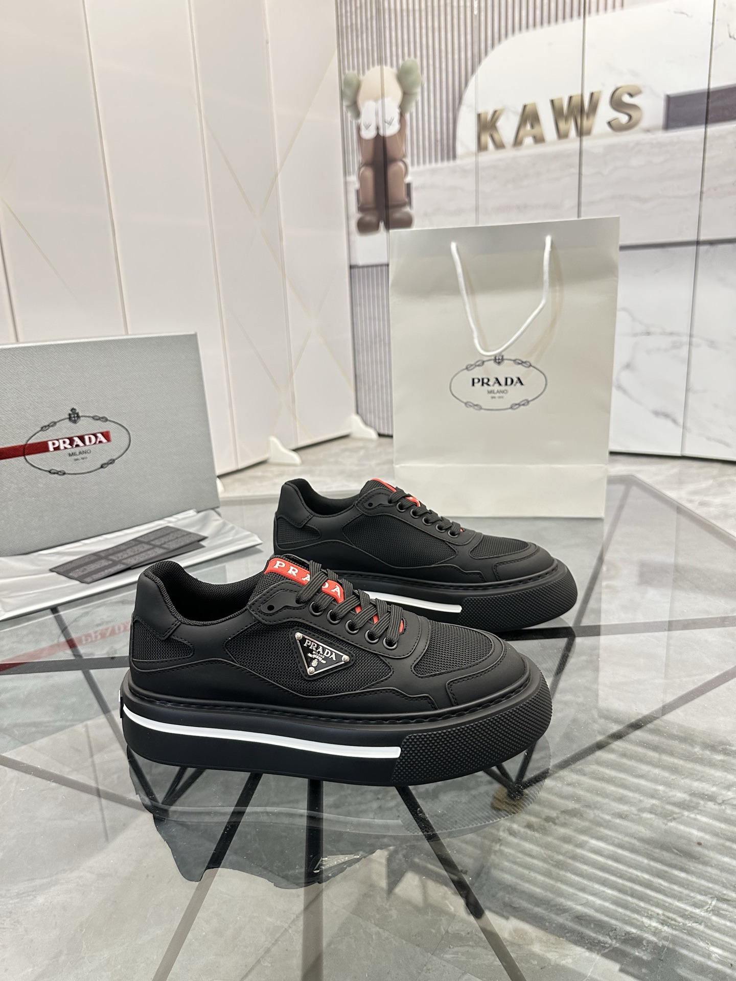 Precio de venta: P270 Artículos de alta gama y máxima calidadMarca: Prada *"Prada*" lowtop loafersTa