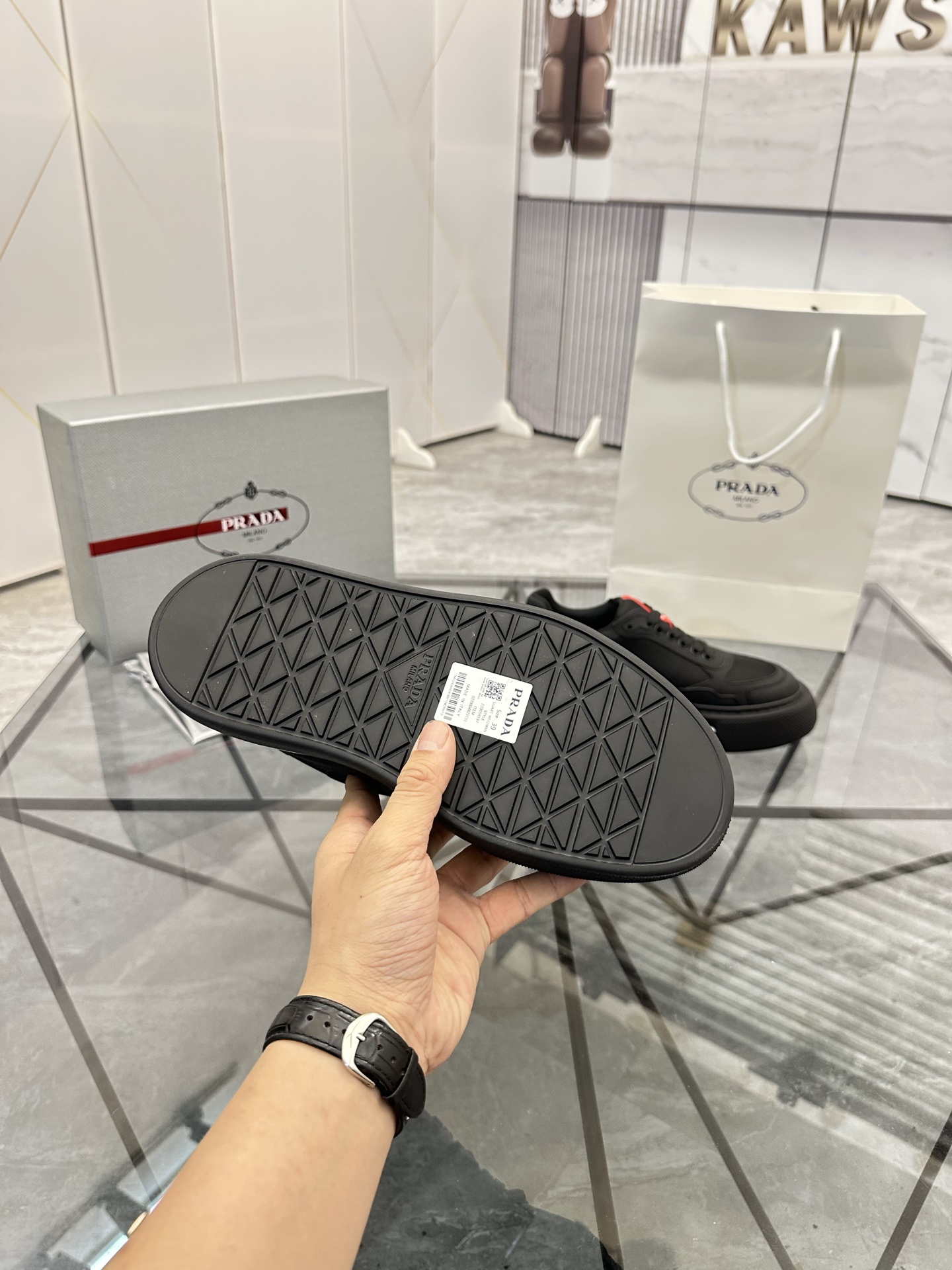 Precio de venta: P270 Artículos de alta gama y máxima calidadMarca: Prada *"Prada*" lowtop loafersTa