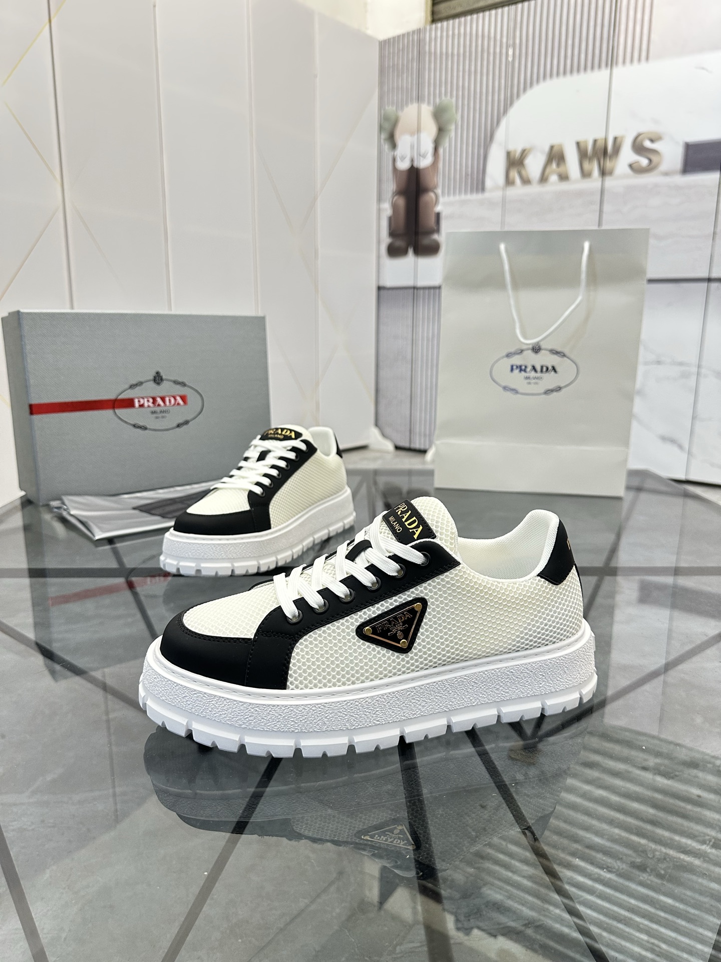 Precio de venta: P270 De gama alta de bienes de alta calidad Marca: Prada * 