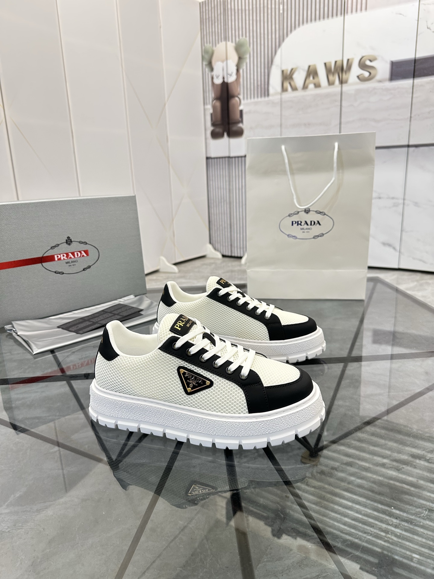 Precio de venta: P270 De gama alta de bienes de alta calidad Marca: Prada * "Prada *" zapatos casual