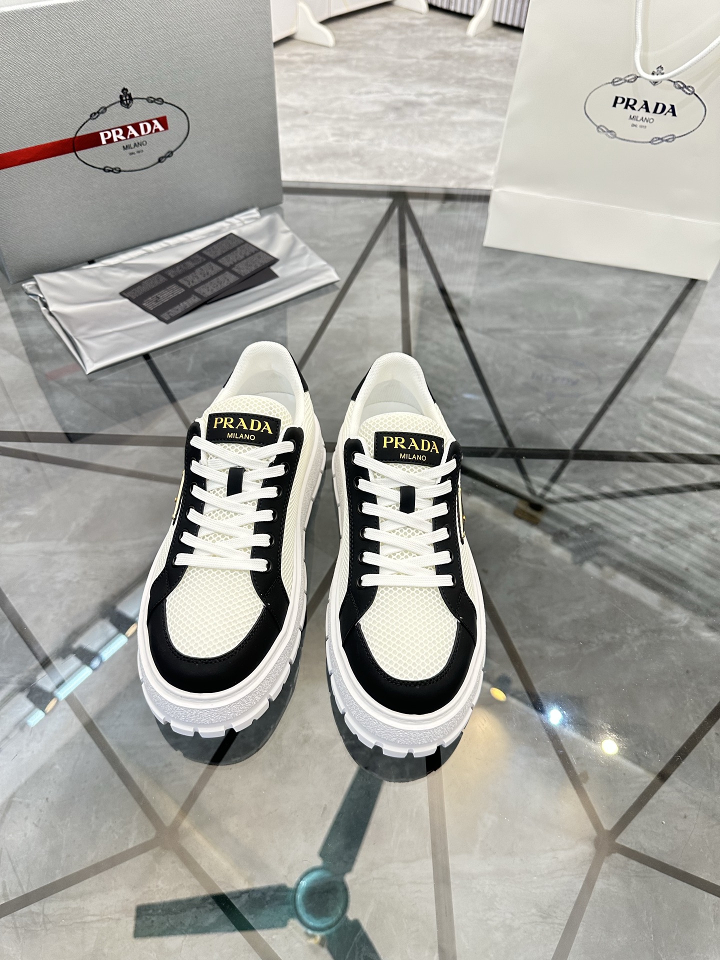Precio de venta: P270 De gama alta de bienes de alta calidad Marca: Prada * "Prada *" zapatos casual