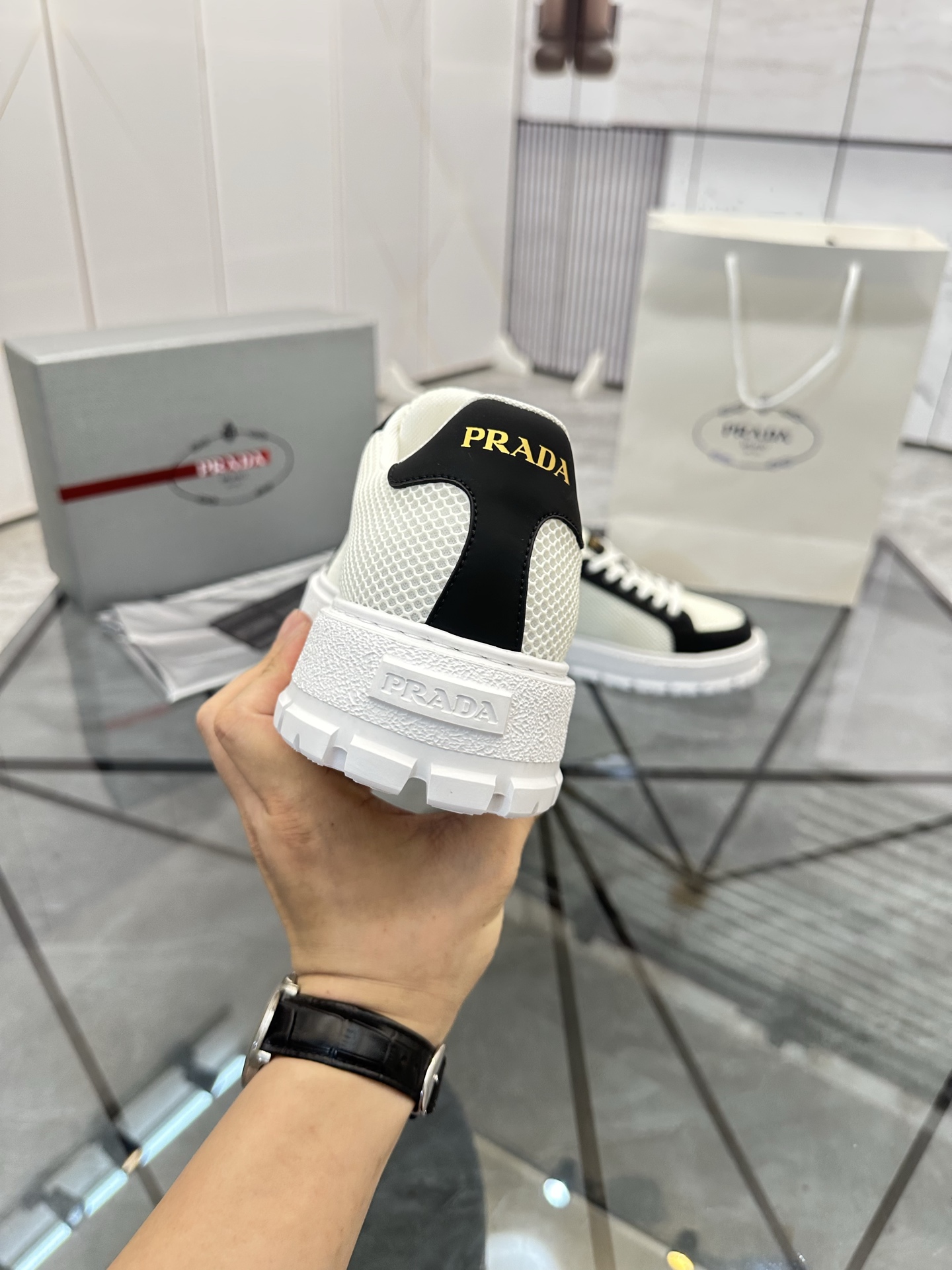 Precio de venta: P270 De gama alta de bienes de alta calidad Marca: Prada * "Prada *" zapatos casual