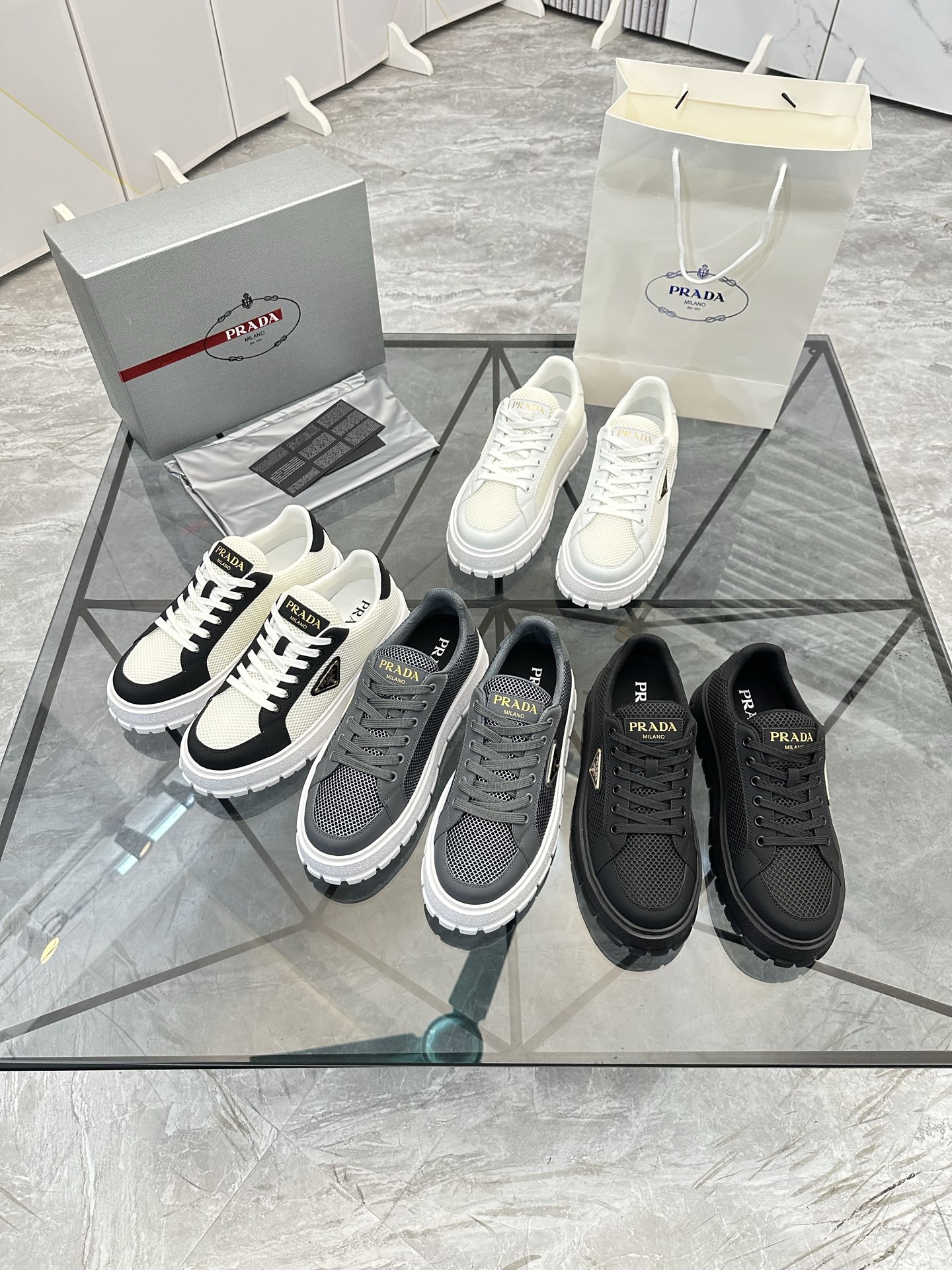Precio de venta: P270 De gama alta de bienes de alta calidad Marca: Prada * "Prada *" zapatos casual