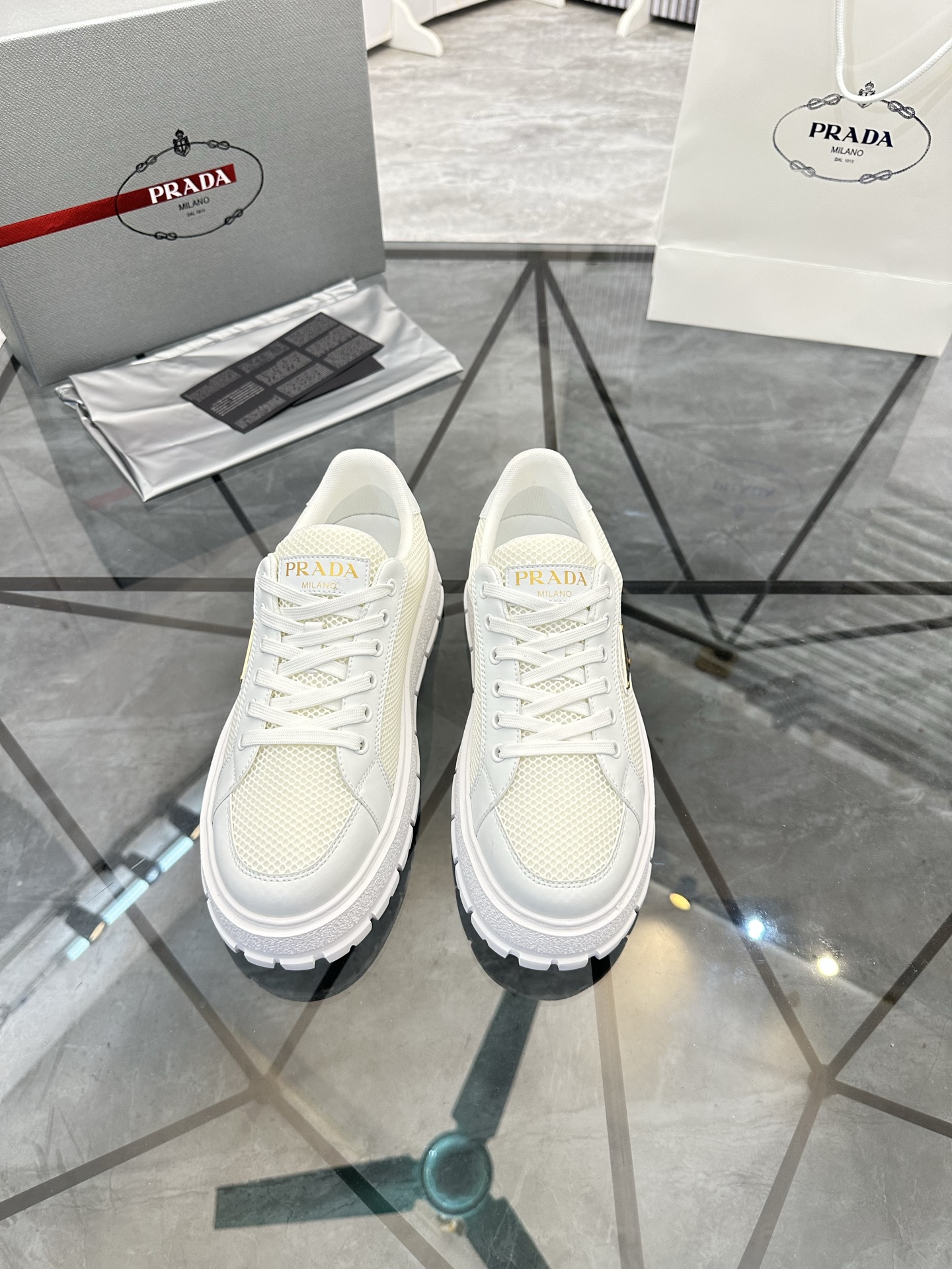 Precio de venta: P270 De gama alta de bienes de alta calidad Marca: Prada * "Prada *" zapatos casual