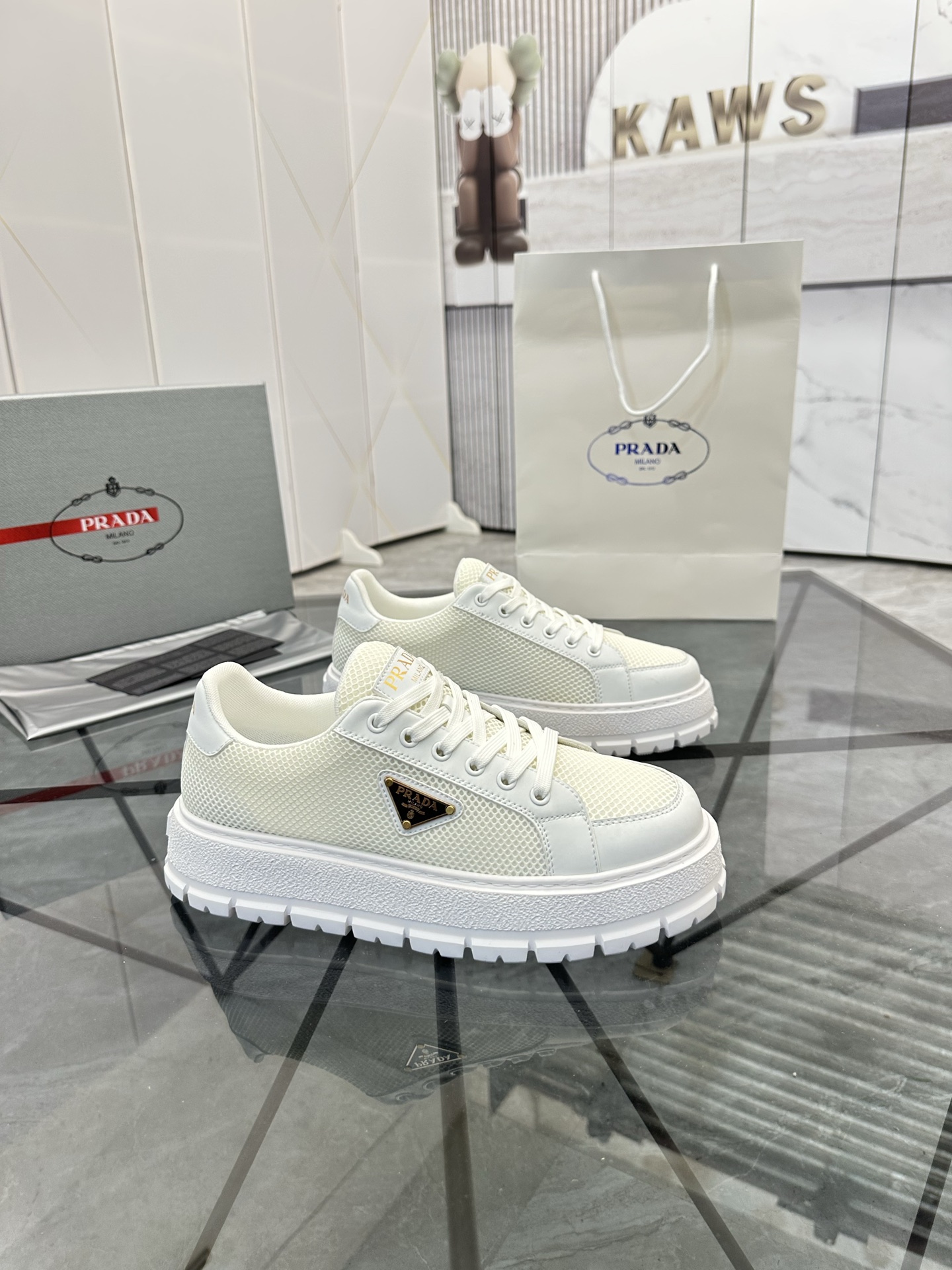 Precio de venta: P270 De gama alta de bienes de alta calidad Marca: Prada * "Prada *" zapatos casual