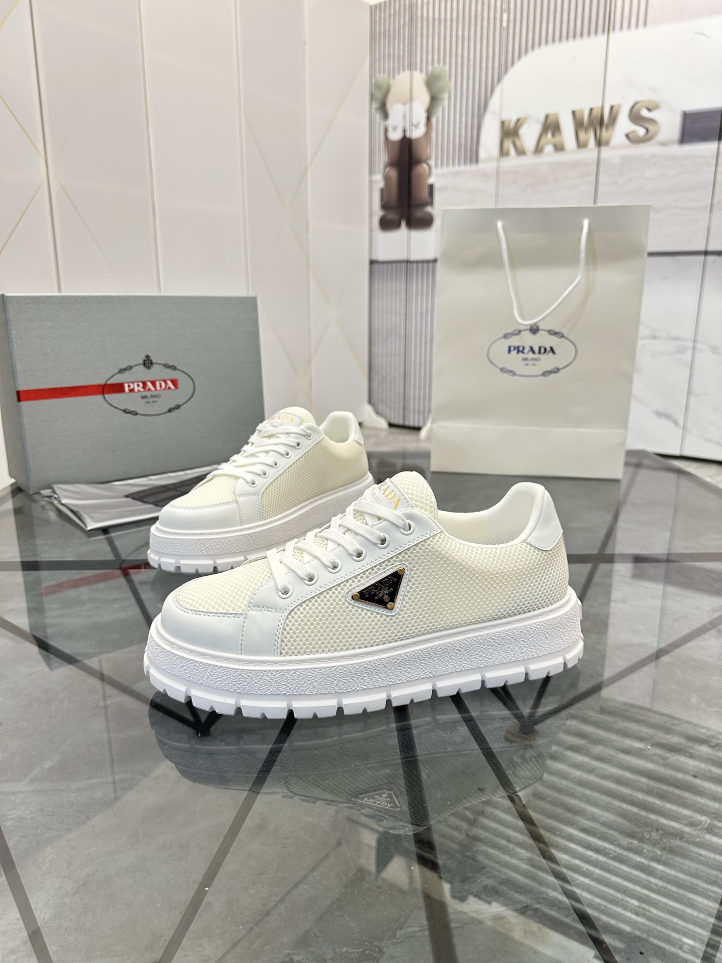 Precio de venta: P270 De gama alta de bienes de alta calidad Marca: Prada * 