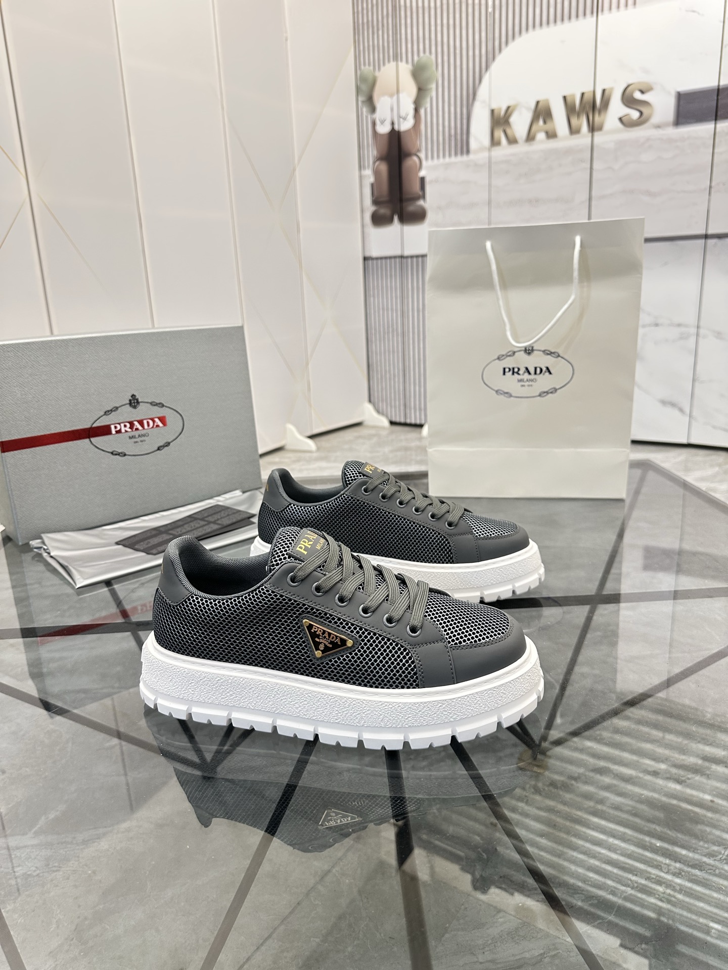 Precio de venta: P270 De gama alta de bienes de alta calidad Marca: Prada * "Prada *" zapatos casual