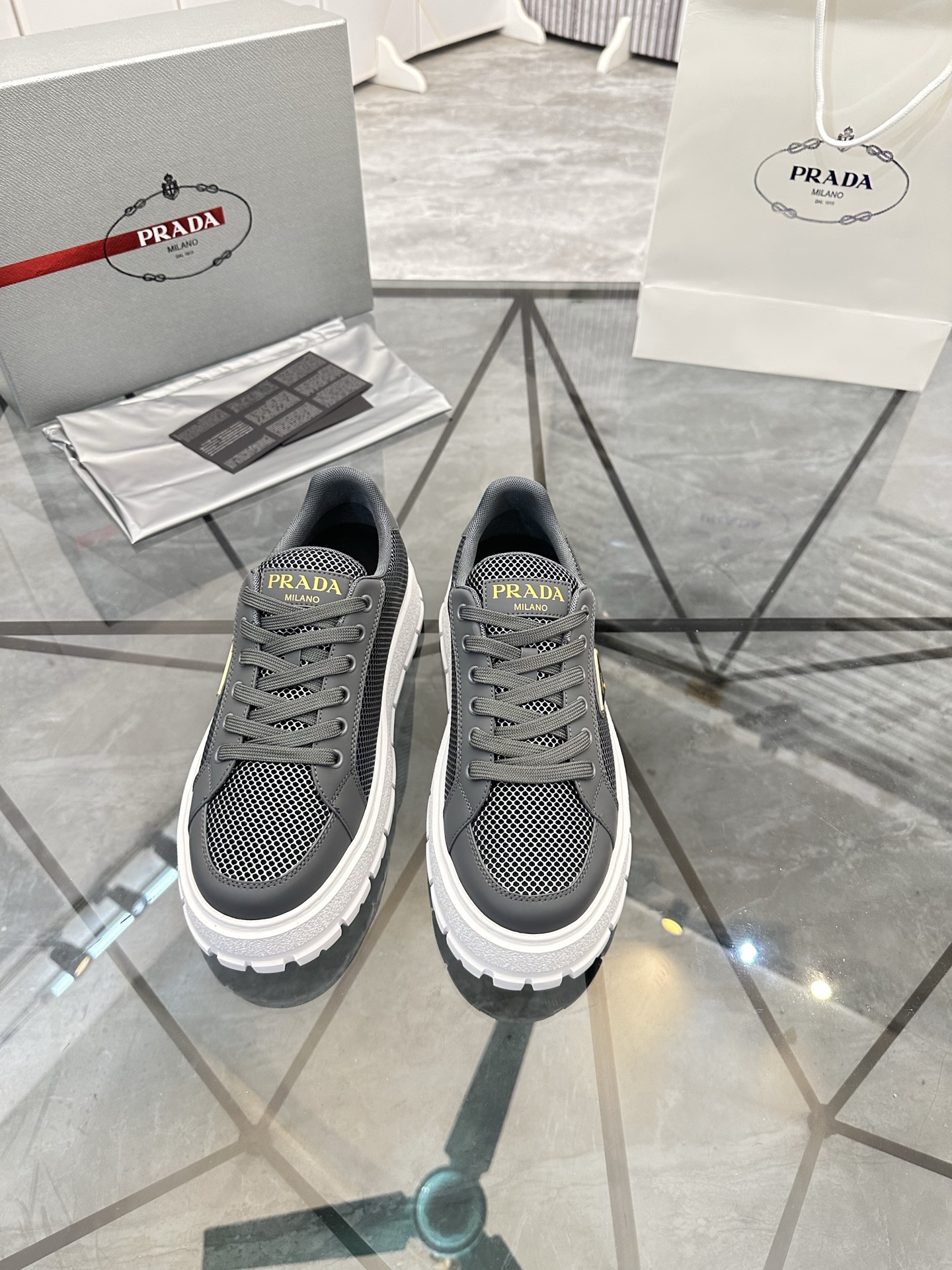 Precio de venta: P270 De gama alta de bienes de alta calidad Marca: Prada * "Prada *" zapatos casual