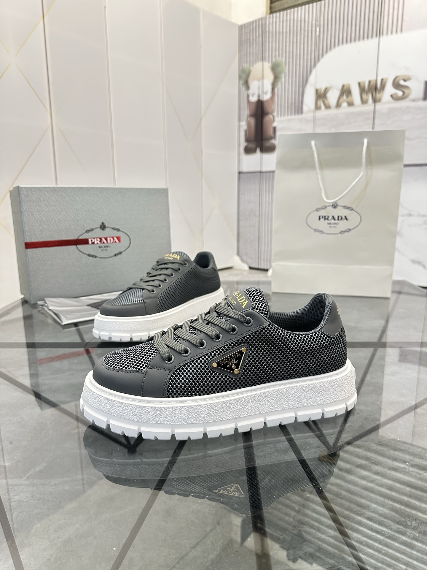 Precio de venta: P270 De gama alta de bienes de alta calidad Marca: Prada * 